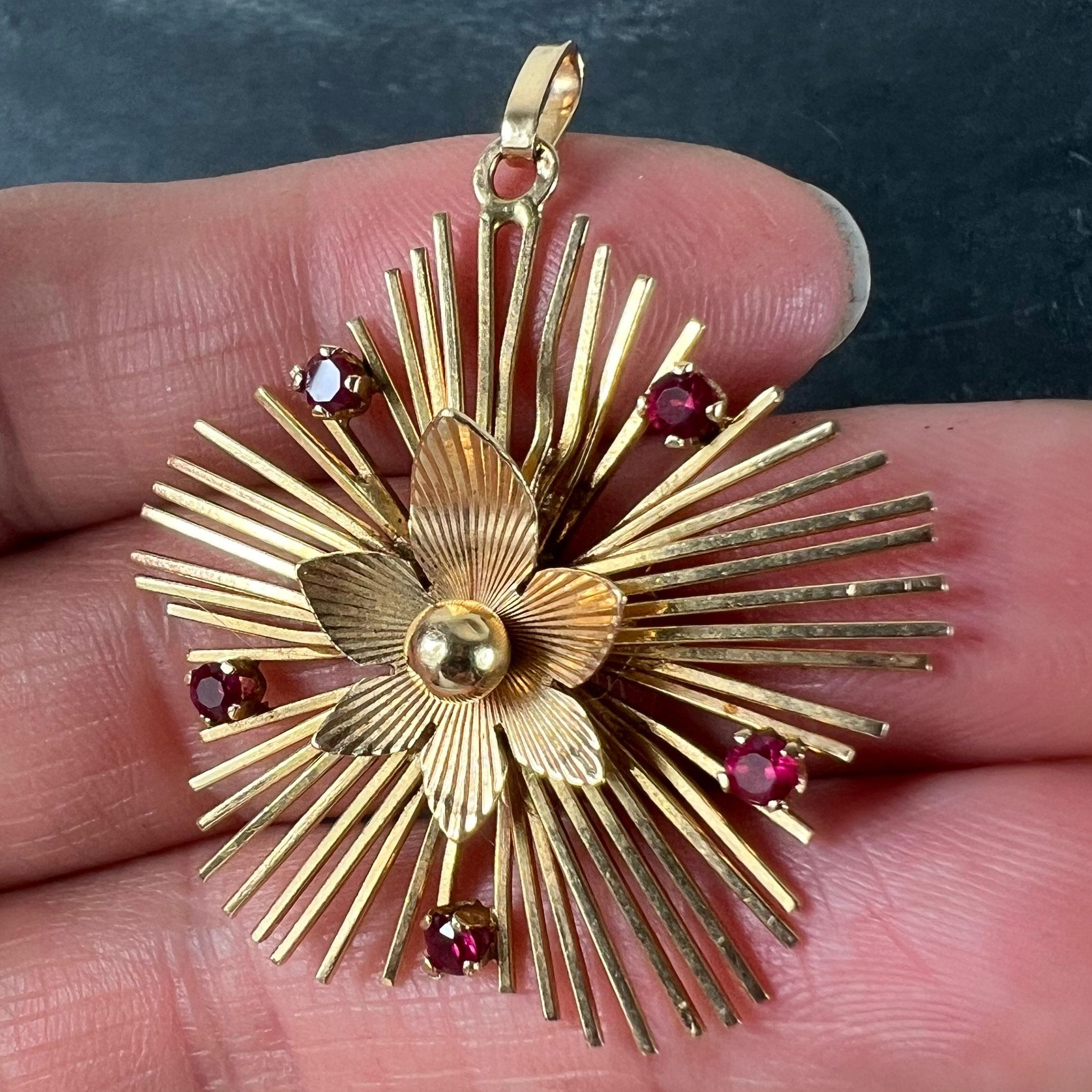 Collier vintage en or jaune 18K avec pendentif en rubis et fleur en forme de soleil en vente 2