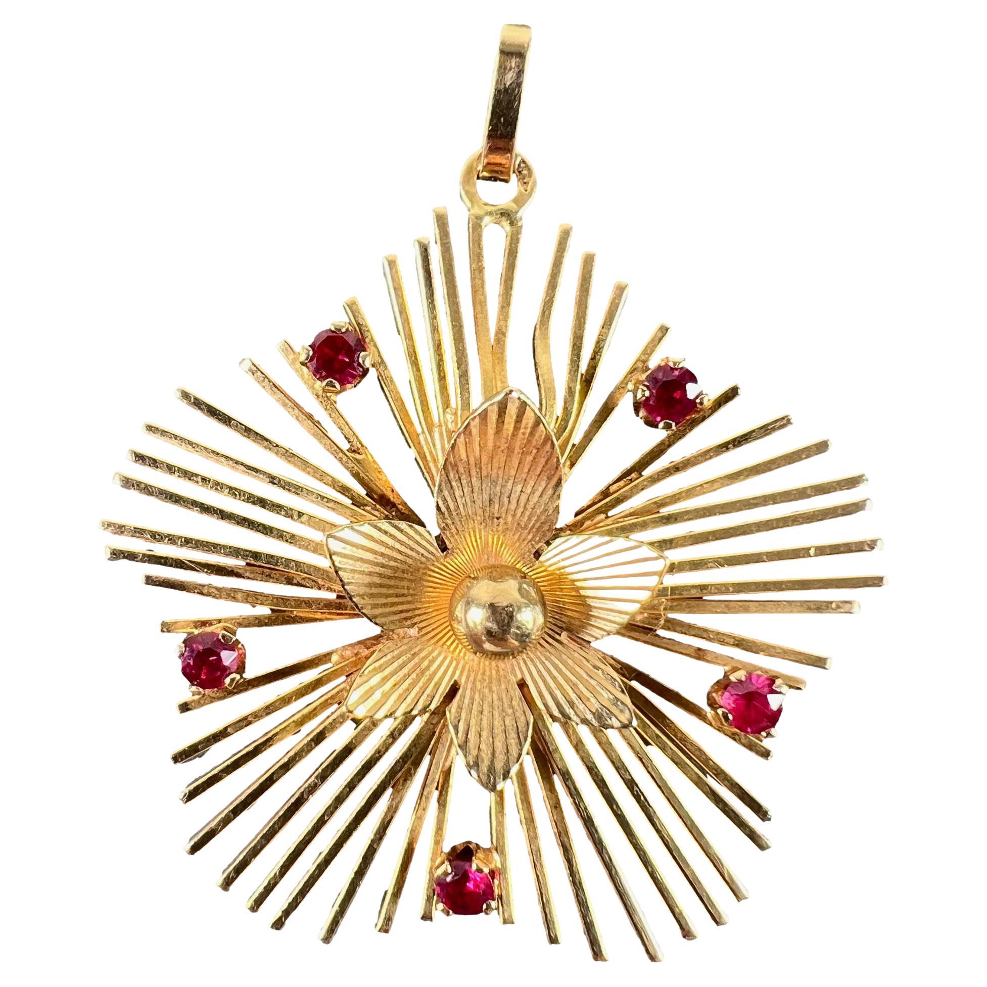 Collier vintage en or jaune 18K avec pendentif en rubis et fleur en forme de soleil en vente