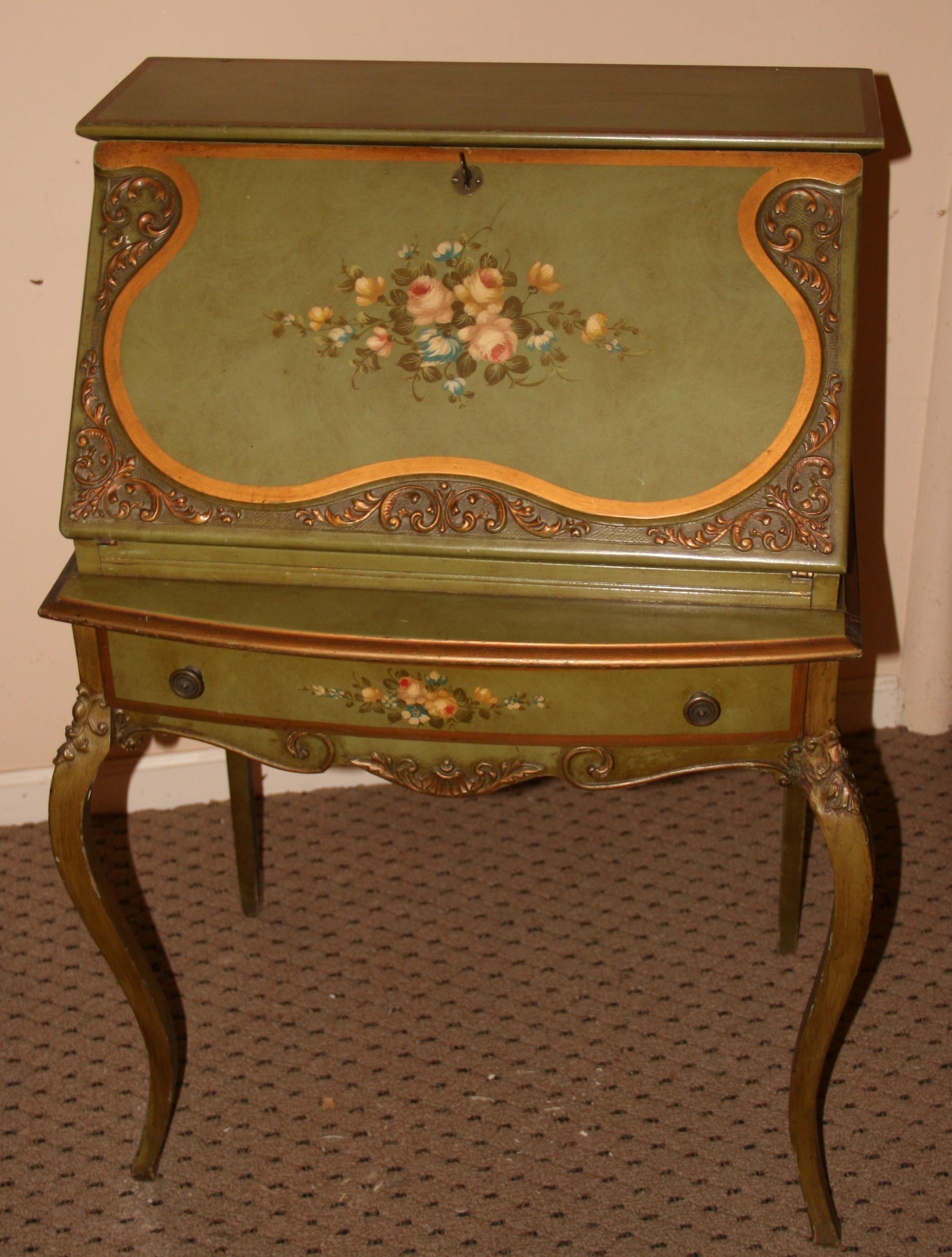 Französischer klappbarer Vintage-Schreibtisch mit handbemalten Blumen im Zustand „Gut“ im Angebot in Douglas Manor, NY