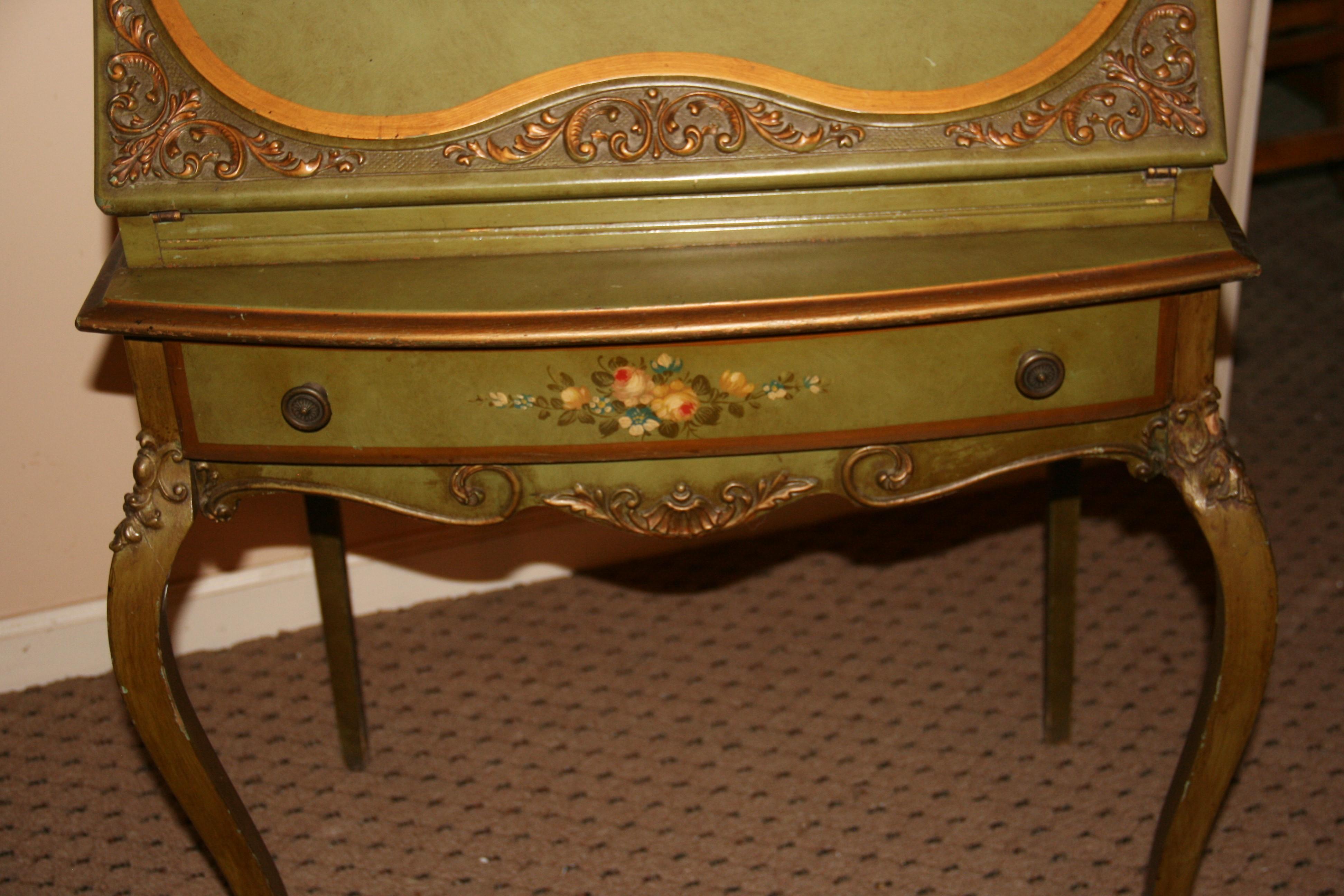Französischer klappbarer Vintage-Schreibtisch mit handbemalten Blumen (Hartholz) im Angebot