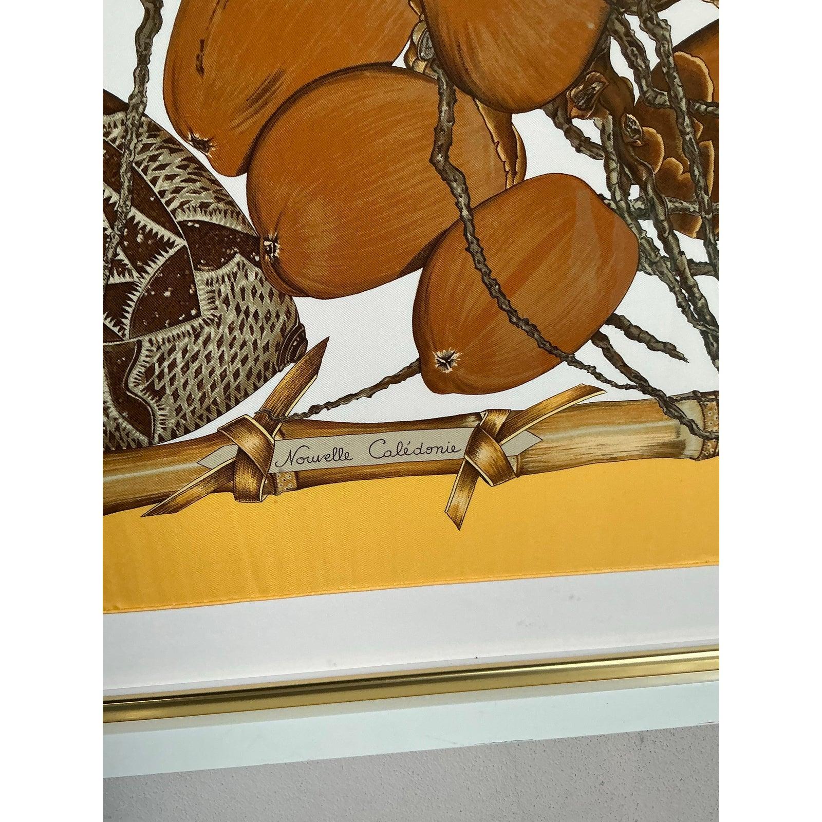 Questo impressionante foulard di seta Hermes incorniciato di grande formato è un superbo esempio di sofisticata arte decorativa di metà secolo incentrata su temi naturalistici. L'opera presenta illustrazioni dettagliate e stilizzate di fibre