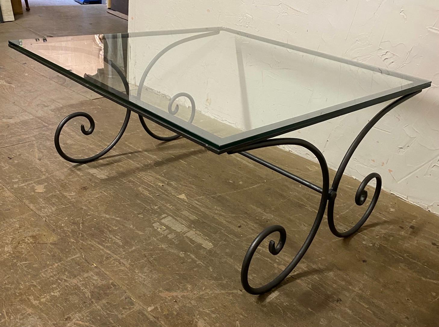 Mesa de centro francesa con tablero de cristal y base de hierro forjado. Esta mesa de centro puede utilizarse en interiores o exteriores.
Su gran estilo sencillo y elegante facilita su uso en casi cualquier decoración.
 