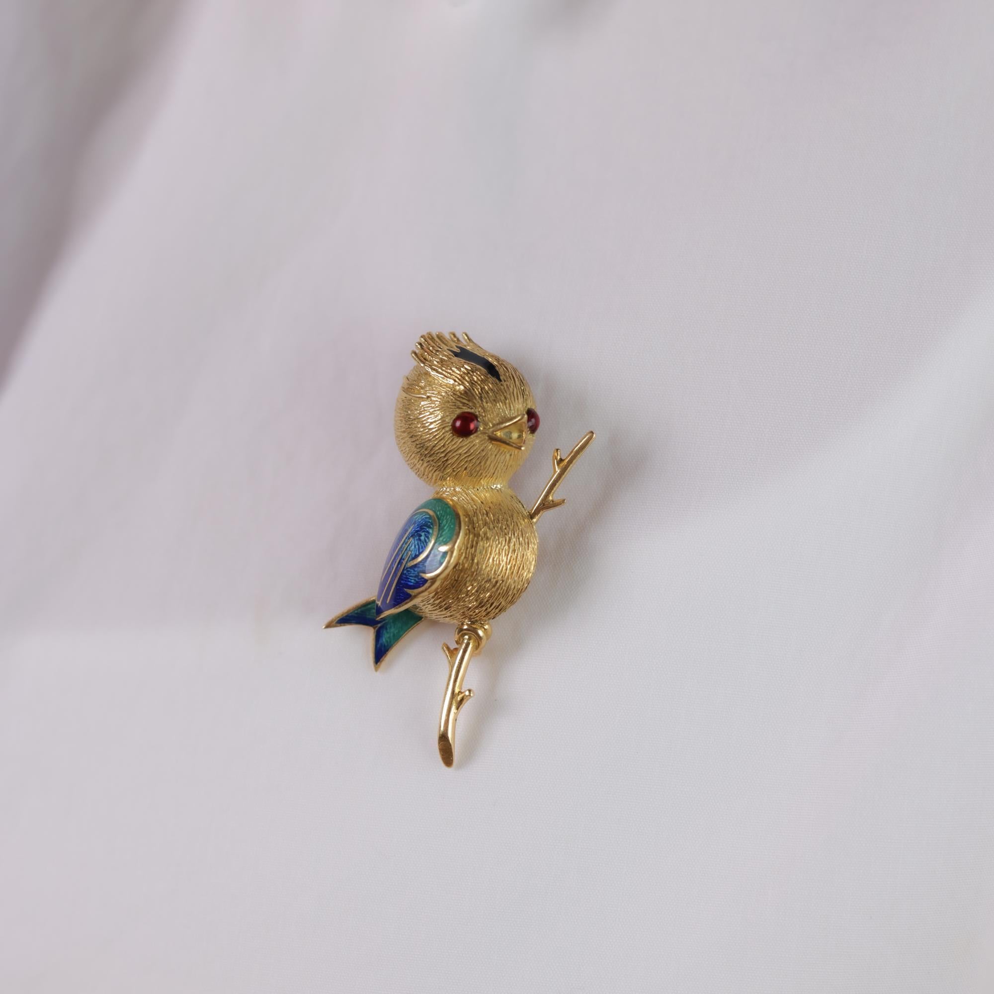 Cabochon Vintage French garnet 18k yellow gold enamel bird brooch For Sale