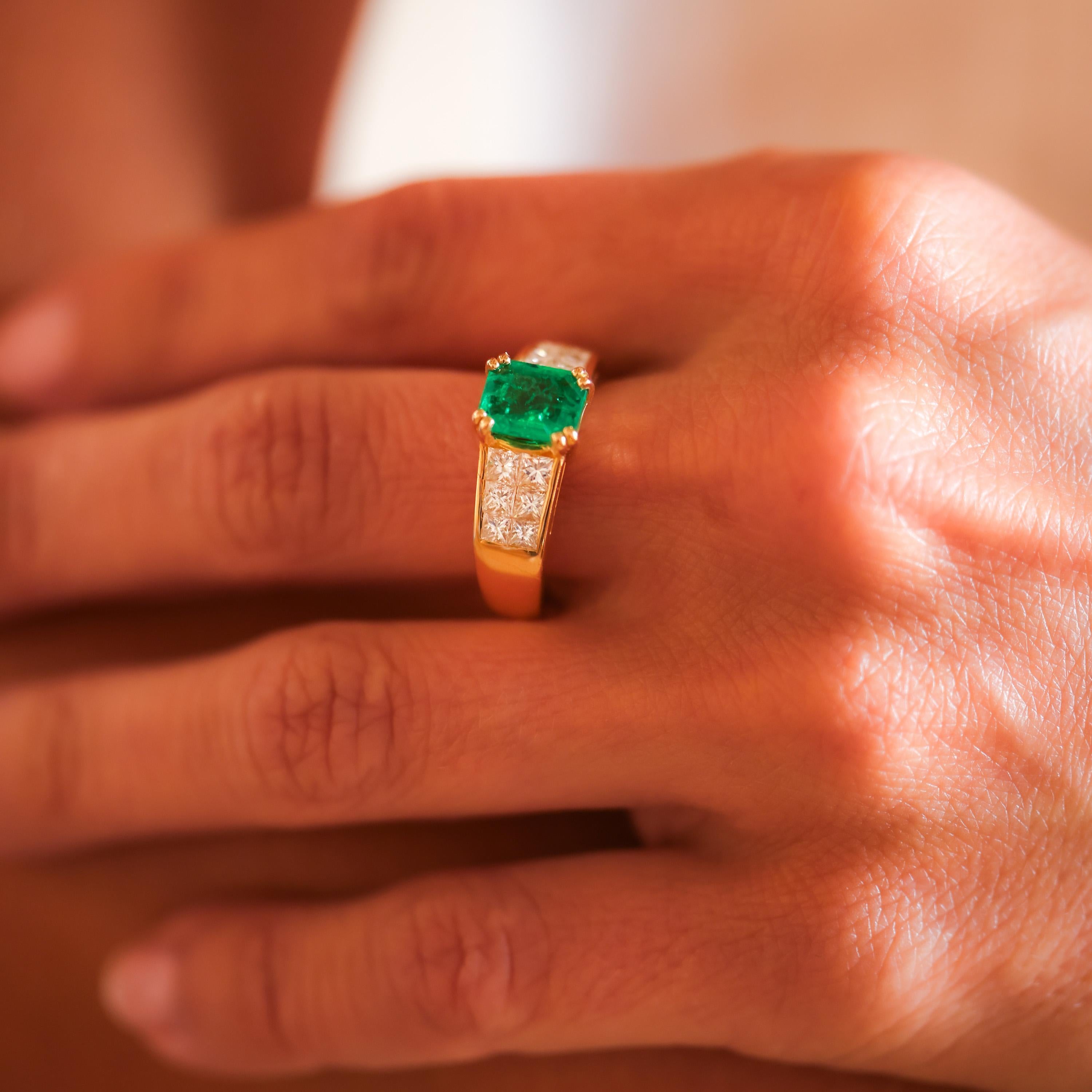 Vintage French GIA 1.25 Carat Colombian Emerald Diamond 18K Yellow Gold Ring In Excellent Condition In Beverly Hills, CA
