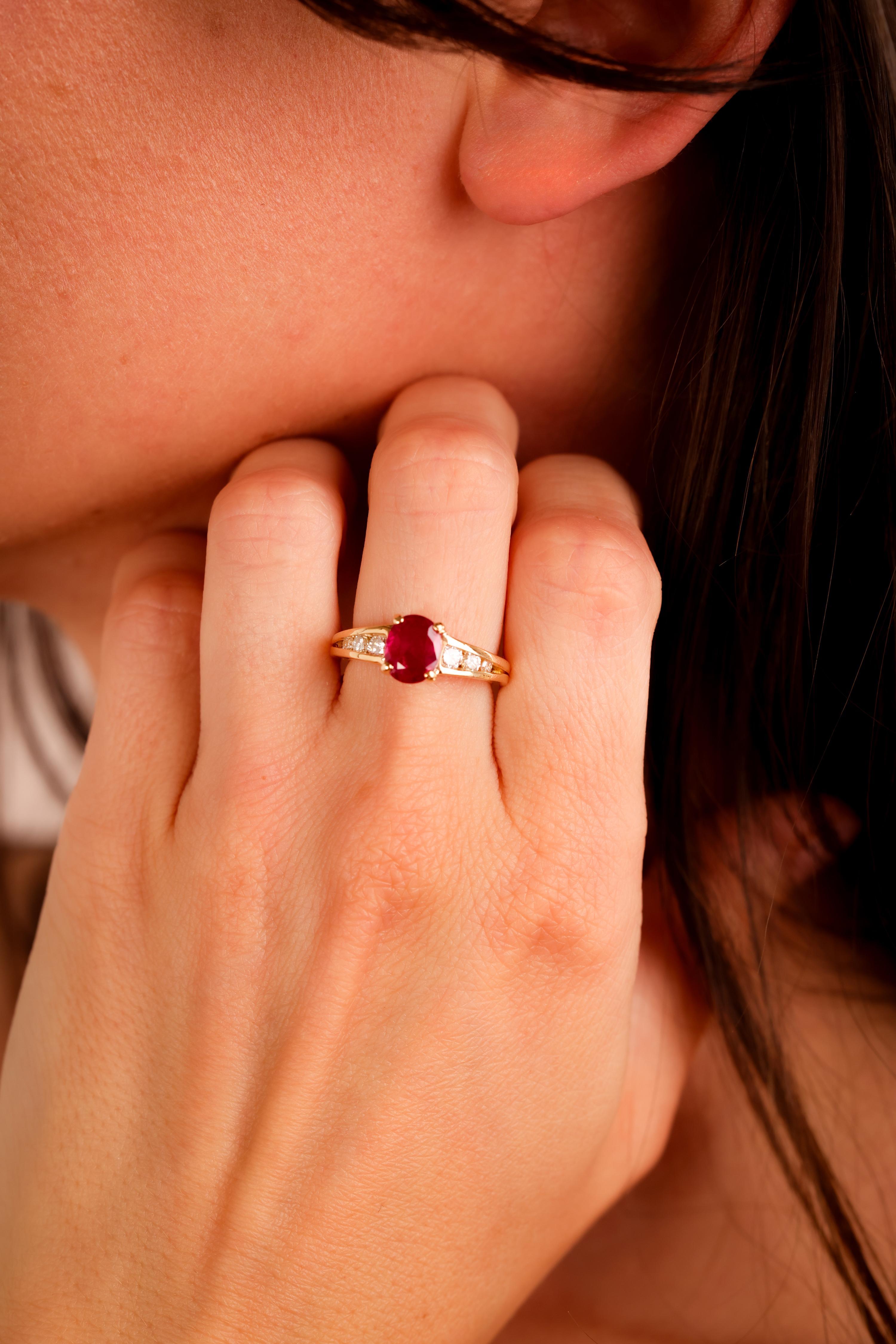 Zertifikat: GIA #2235295953
Mittelstein: Rubin
Schliff: Oval
Gewicht: 1,56 Karat
Farbe: Rot
Herkunft: Birma ( Myanmar )
Behandlungen: Beheizt
Akzentuierungsstein: 6 Diamanten
Schliff: Runder Brillant
Gewicht: Ungefähr 0,25 Karat
Farbe: F
Klarheit: