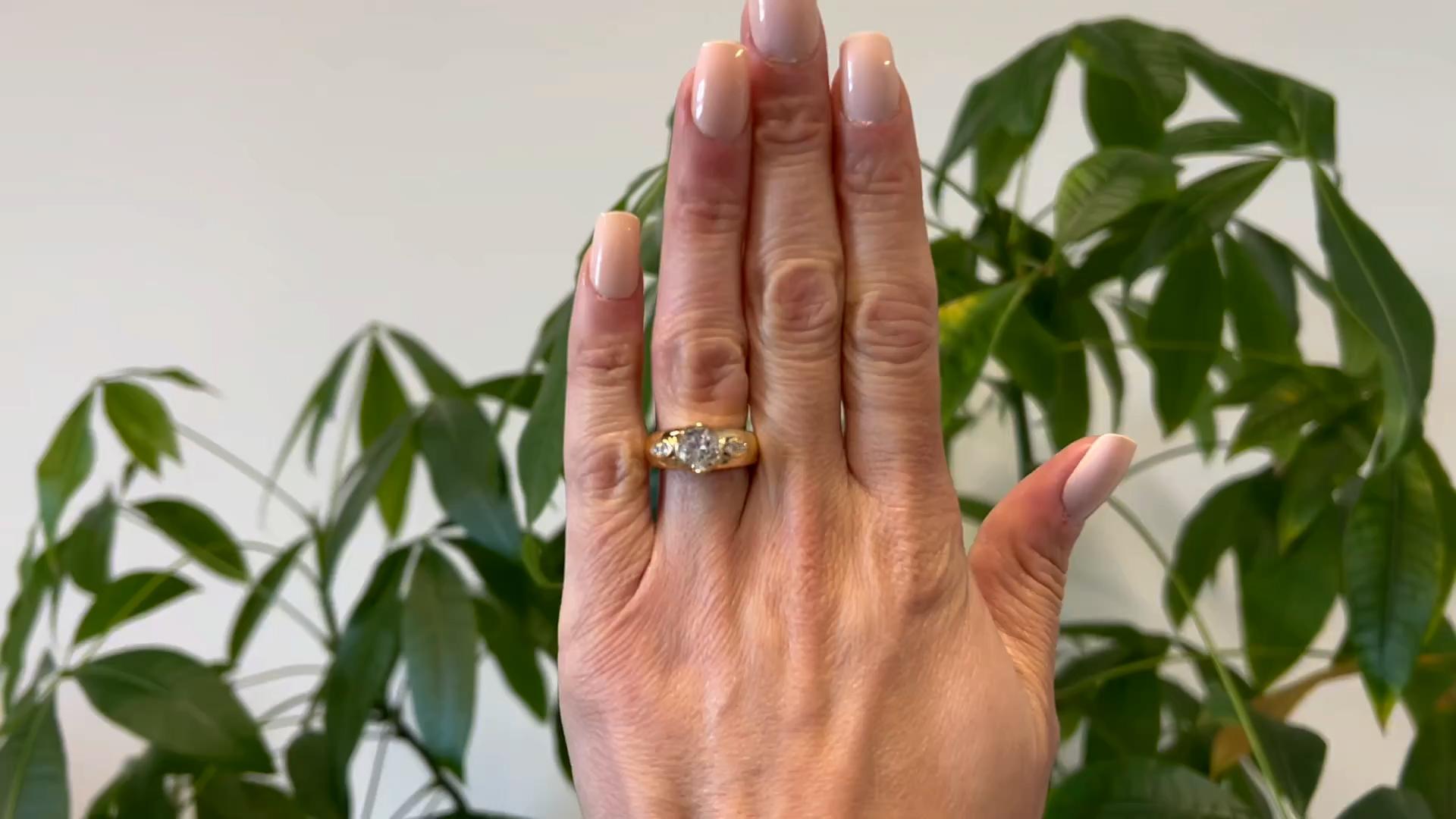 Ein Vintage Französisch GIA 1,73 Karat runden Brillantschliff Diamant 18k Gelbgold Ring. Mit einem GIA runden Brillanten von 1,73 Karat, begleitet von GIA #5231104872, die besagt, dass der Diamant K, schwache braune Farbe und SI1 Klarheit ist.