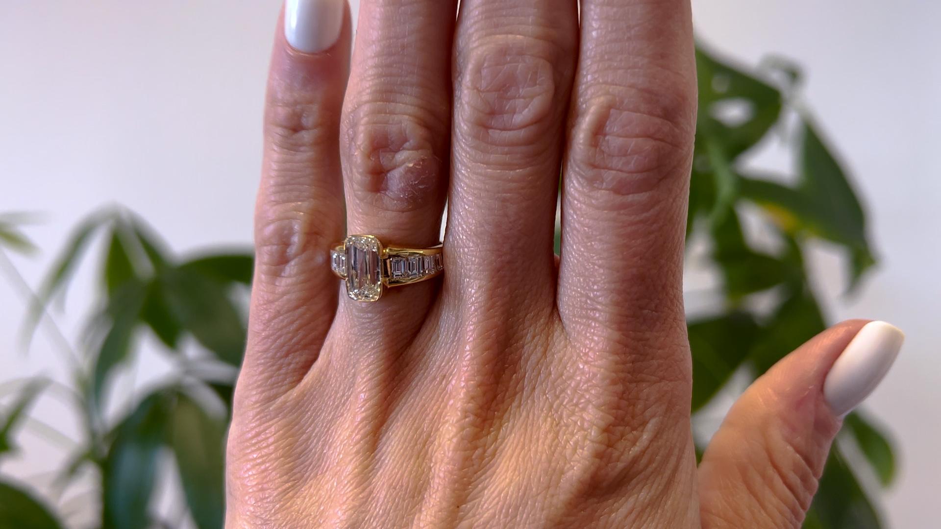 Vintage French GIA 2.02 Carat Rectangular Brilliant Cut Diamond 18k Gold Ring In Good Condition In Beverly Hills, CA