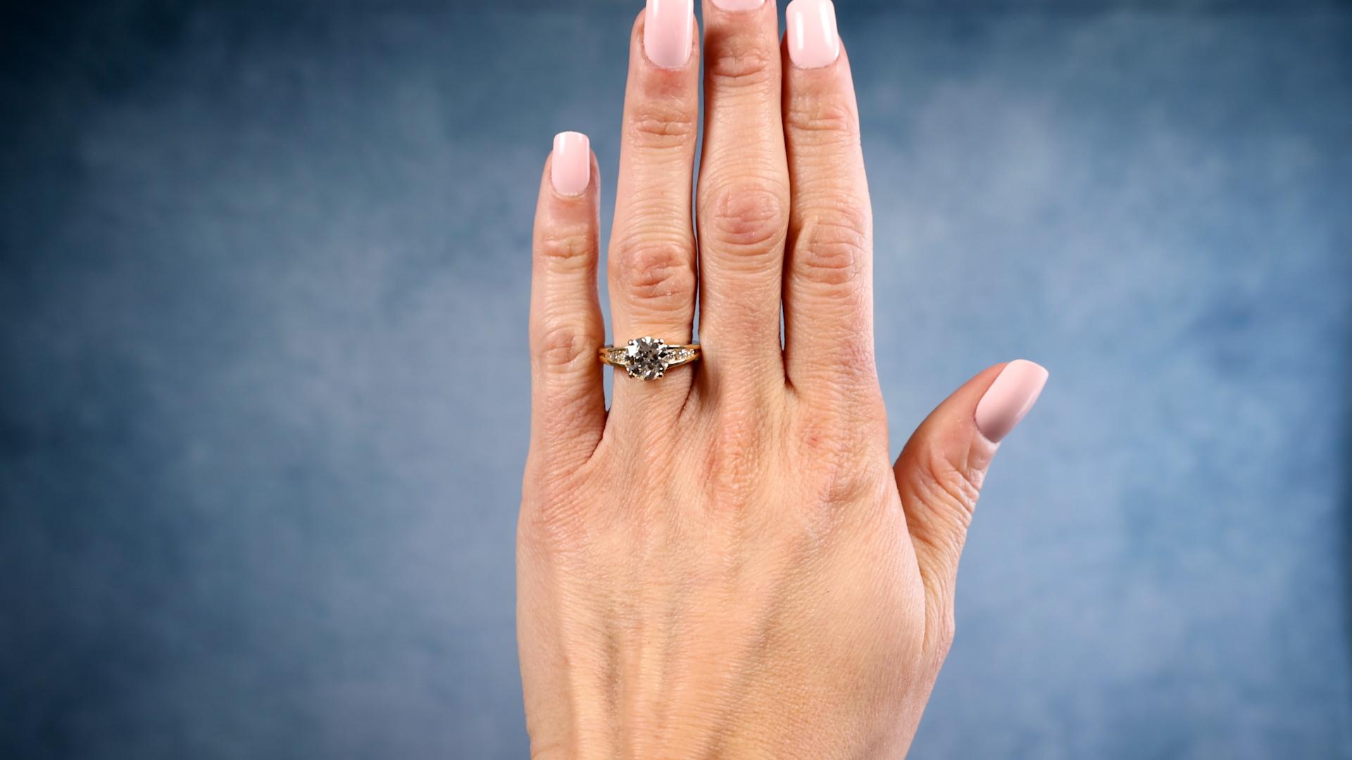 Un anillo de oro amarillo de 18 quilates de corte europeo antiguo de 2,21 quilates con GIA francés vintage. Con un diamante de talla europea antigua del GIA de 2,21 quilates, acompañado del GIA #2235159293 en el que se indica que el diamante es de