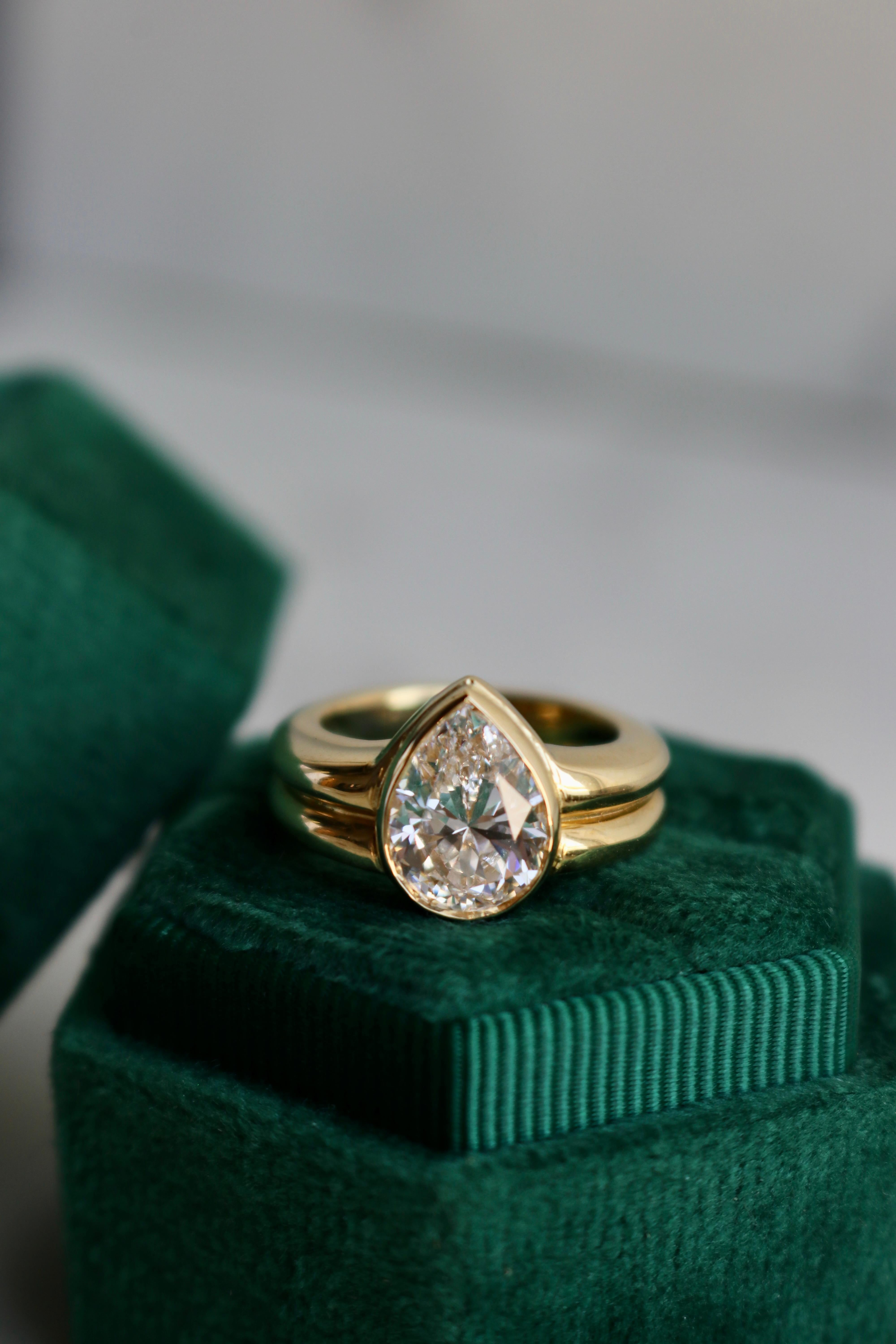 Vintage French GIA 2.85 Carat Pear Cut Diamond 18k Yellow Gold Ring For Sale 2