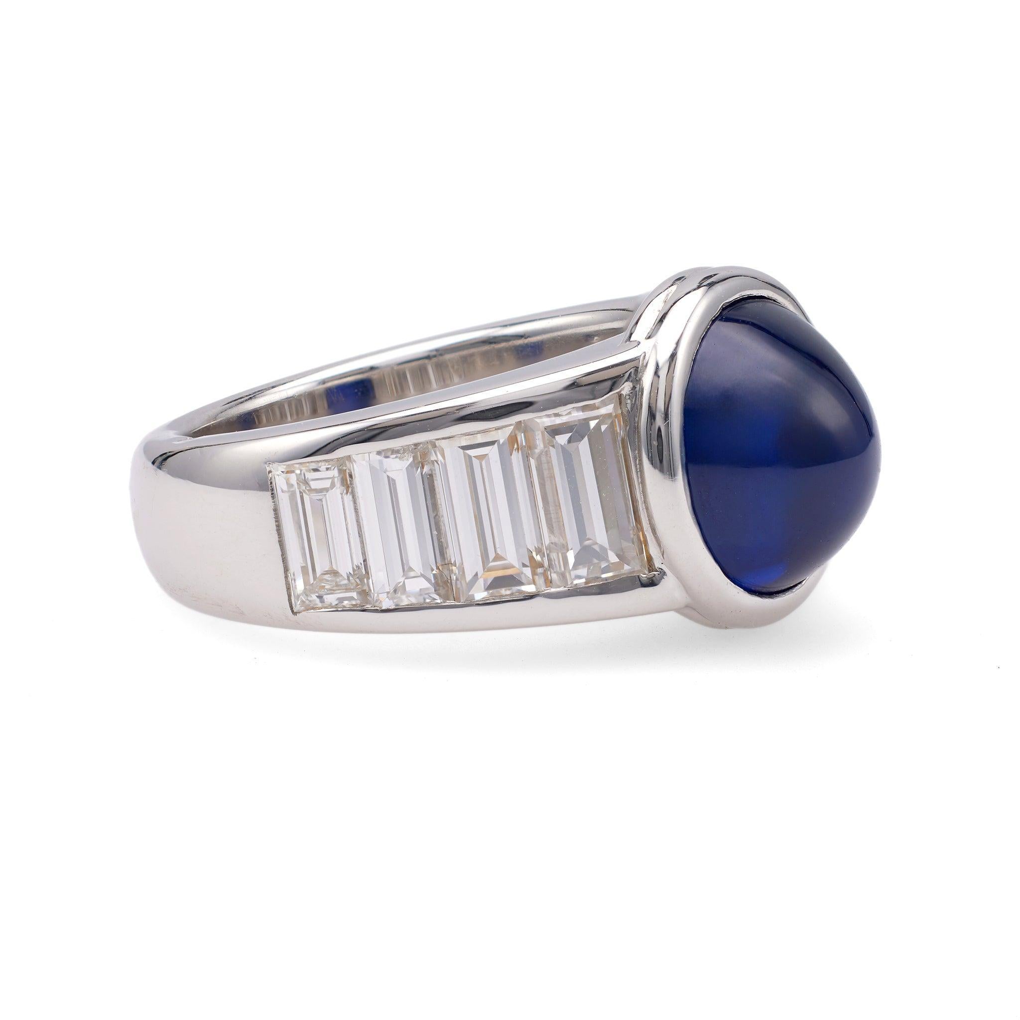Une bague française Vintage GIA 5.00 Carat Ceylon Sapphire Diamond 18k White Gold. Un saphir taillé en cabochon pesant environ 5.00 carats. Accentué par huit diamants de taille baguette d'un poids total d'environ 2,00 carats, de couleur G-H et de