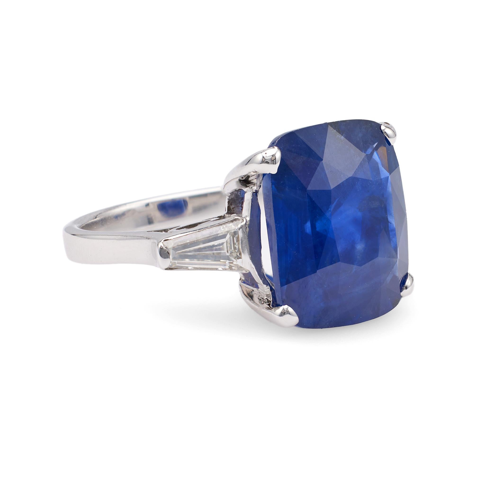 Vintage French GIA 8.20 Carat Ceylon Sapphire Diamond 18k White Gold Ring In Good Condition For Sale In Beverly Hills, CA