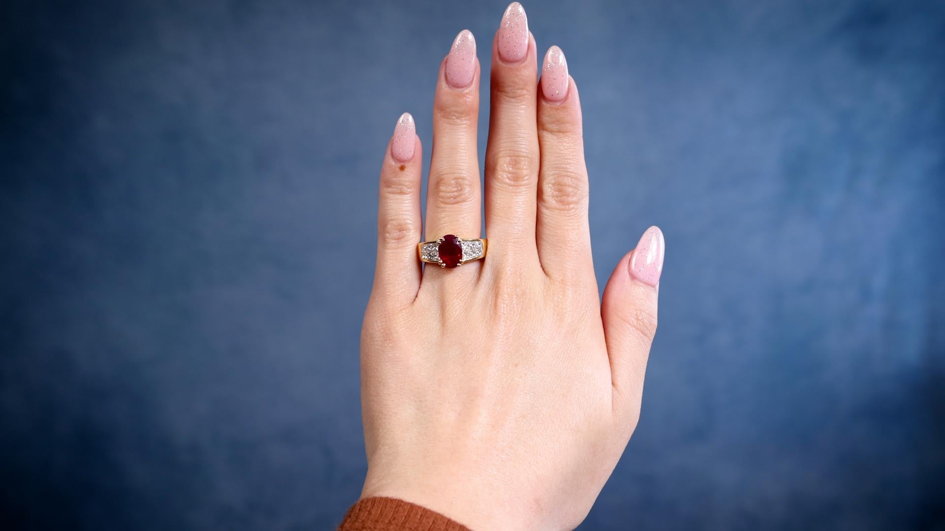 Ein Vintage Französisch GIA Burma Rubin und Diamant 18k Gelbgold Ring. Mit einem ovalen Rubin im Mischschliff mit einem Gewicht von 2,78 Karat, begleitet von GIA #5231160637, die besagt, dass der Rubin aus Burma (Myanmar) stammt. Akzentuiert durch