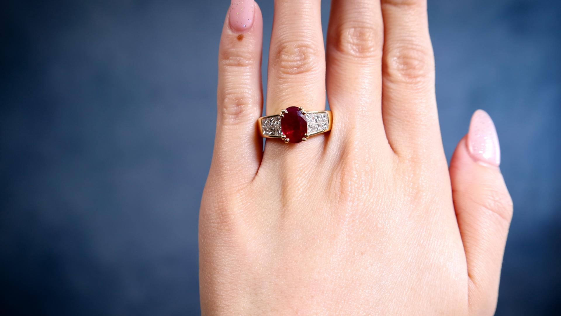 Französischer Vintage-Ring aus 18 Karat Gelbgold mit GIA Burma-Rubin und Diamant (Gemischter Schliff)