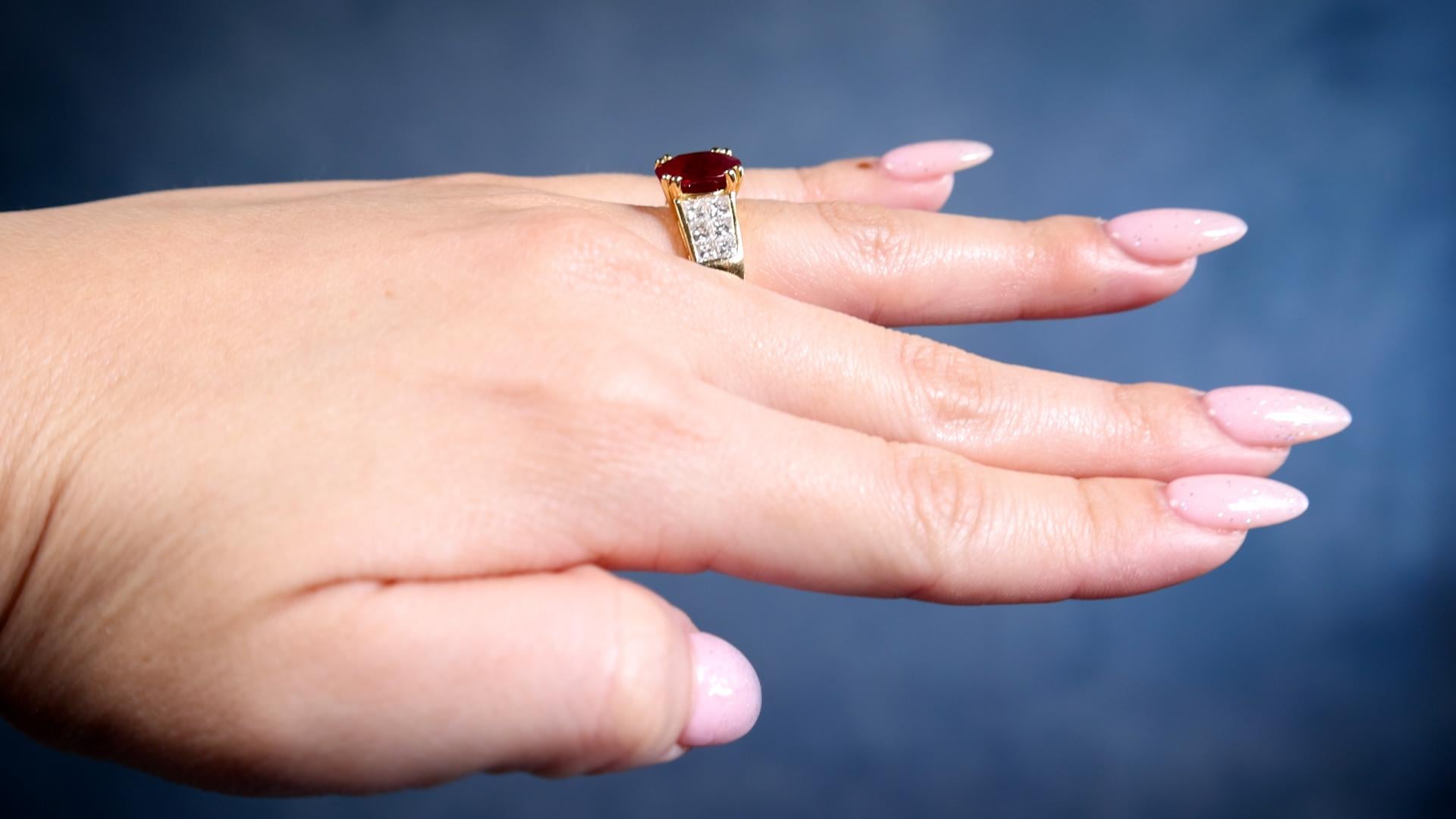Französischer Vintage-Ring aus 18 Karat Gelbgold mit GIA Burma-Rubin und Diamant im Zustand „Gut“ in Beverly Hills, CA
