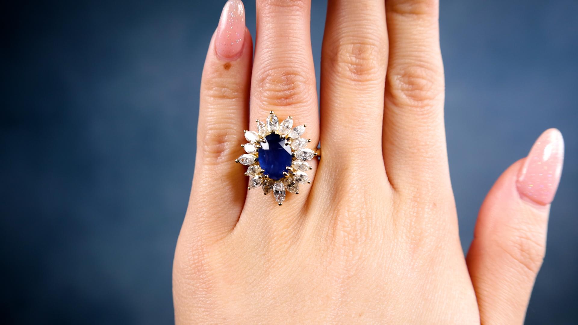 Mixed Cut Vintage French GIA Ceylon Sapphire Diamond 18k Yellow Gold Cluster Ring For Sale