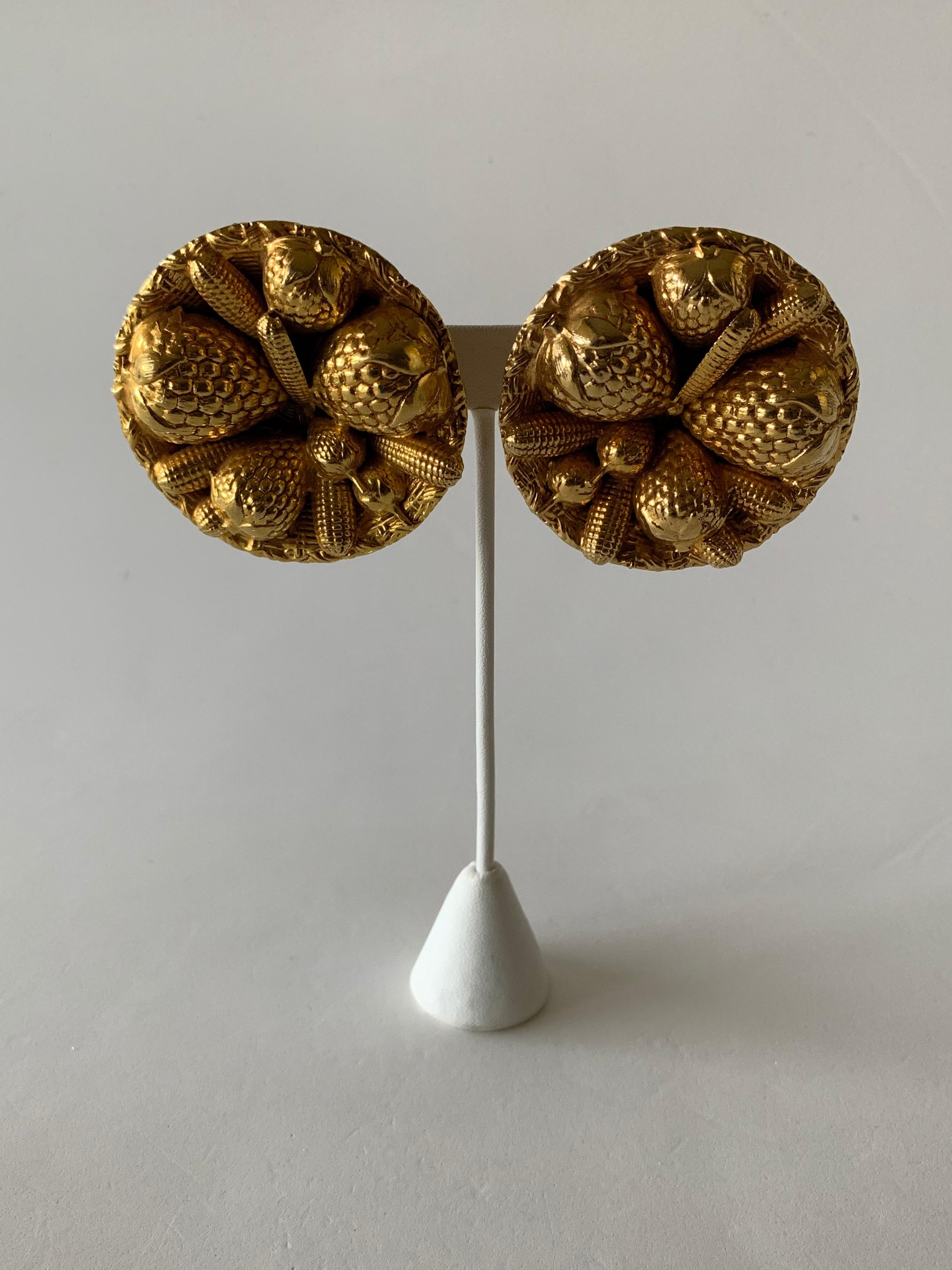 Une paire unique et élégante de boucles d'oreilles vintage en métal doré par le designer français Dominque Aurientis - les grandes boucles d'oreilles sont composées de métal doré et représentent un grand panier de paille rempli de fraises. Les