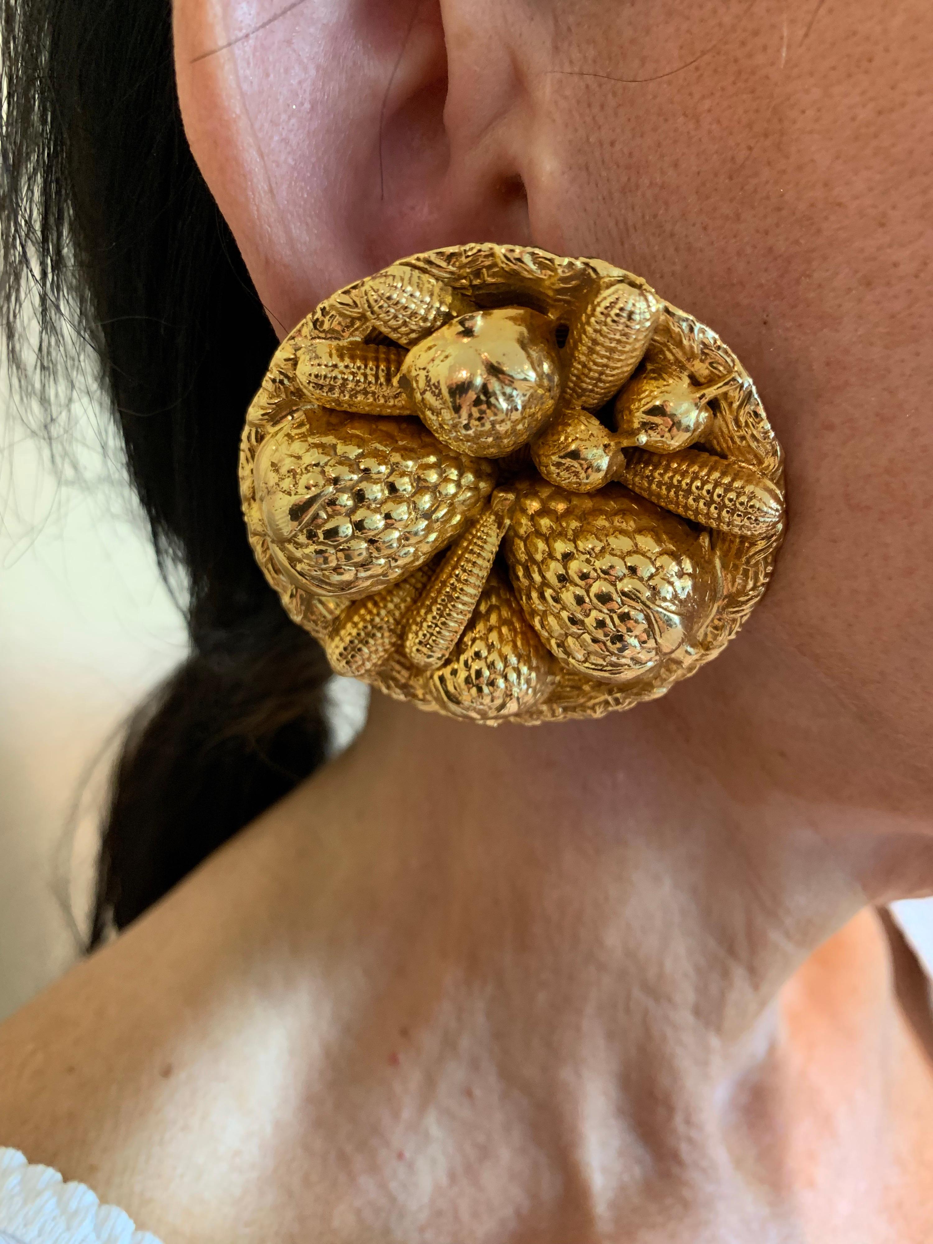 Contemporain Boucles d'oreilles fantaisie vintage en forme de panier doré français  en vente