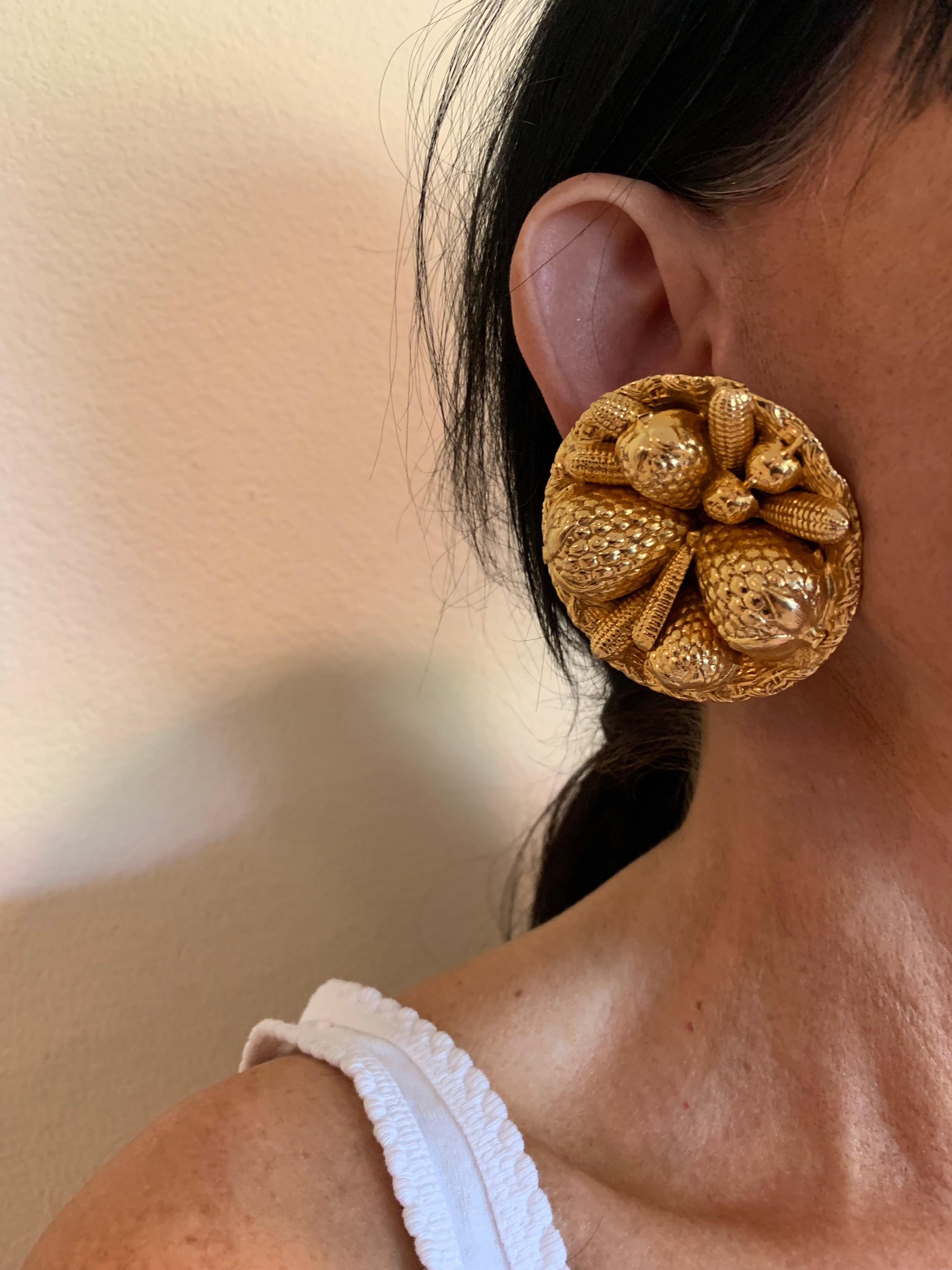 Boucles d'oreilles fantaisie vintage en forme de panier doré français  Excellent état - En vente à Palm Springs, CA