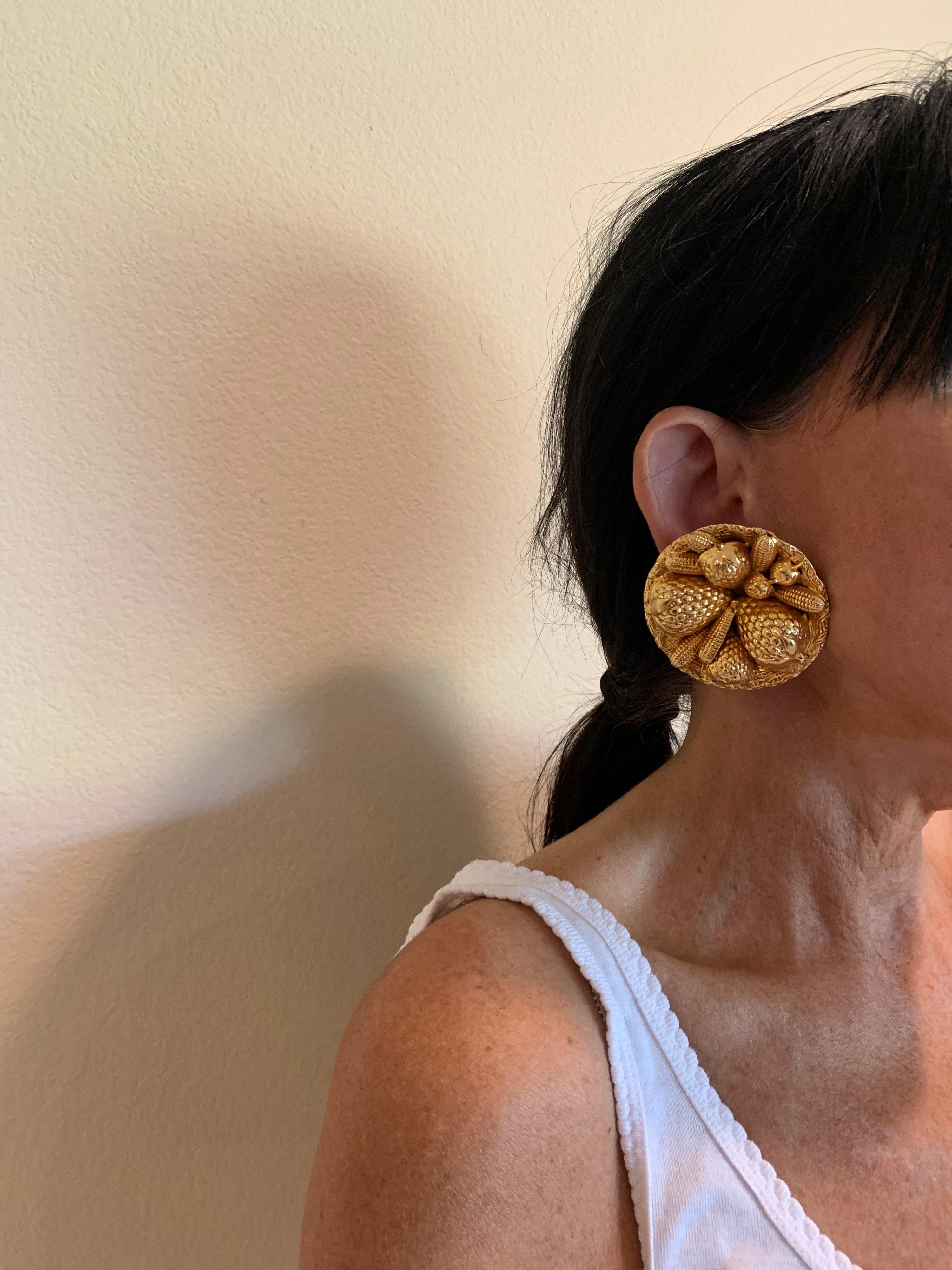 Boucles d'oreilles fantaisie vintage en forme de panier doré français  Pour femmes en vente