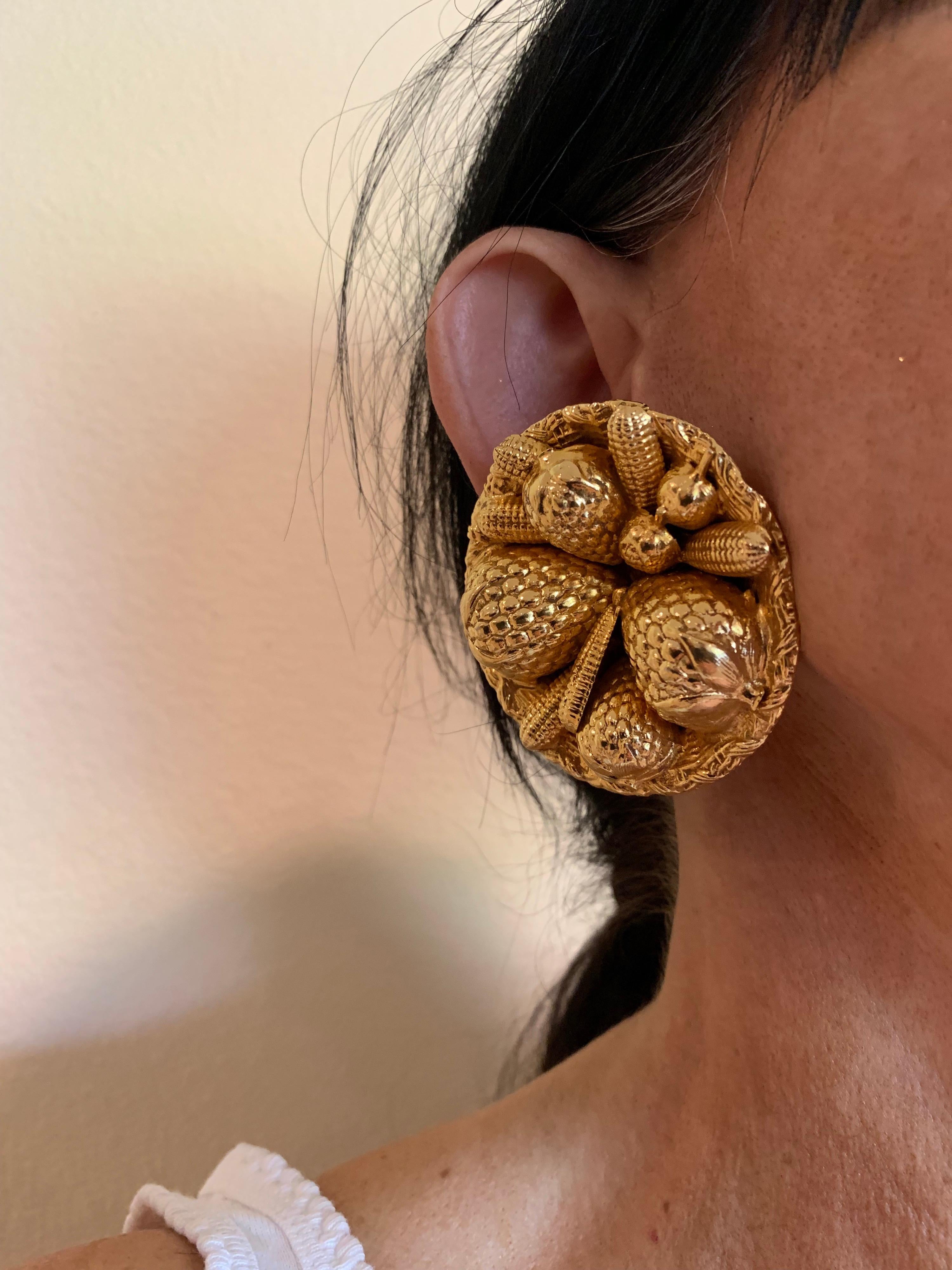 Boucles d'oreilles fantaisie vintage en forme de panier doré français  en vente 3