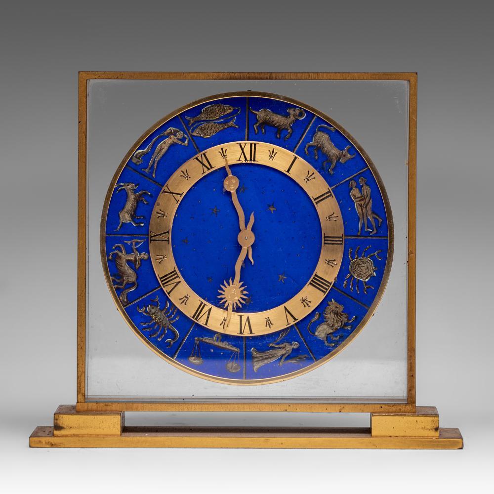 Horloge vintage en laiton doré, verre et émail sur le thème de l'astrologie du Zodiac

Produit par JUST
France ; ca. 1930-50
Verre, émail et laiton doré

Taille approximative :  6,5 (h) x 7,5 (l) x 2,5 (p) po.

Ce garde-temps exceptionnel et d'une