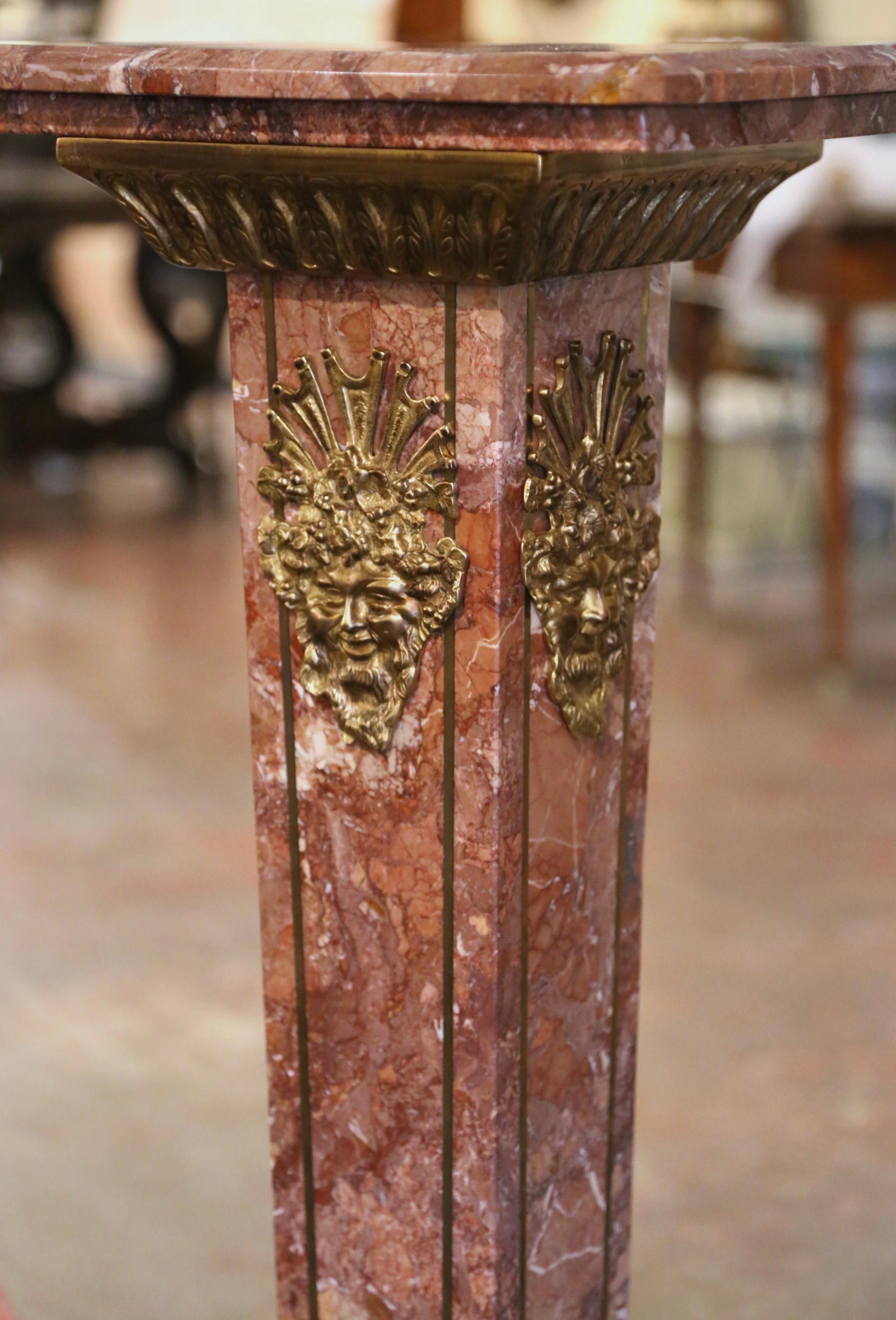 Französischer Sockeltisch „Selette“ aus geschnitztem Marmor mit vergoldeter Bronzebeschlägen (Napoleon III.) im Angebot