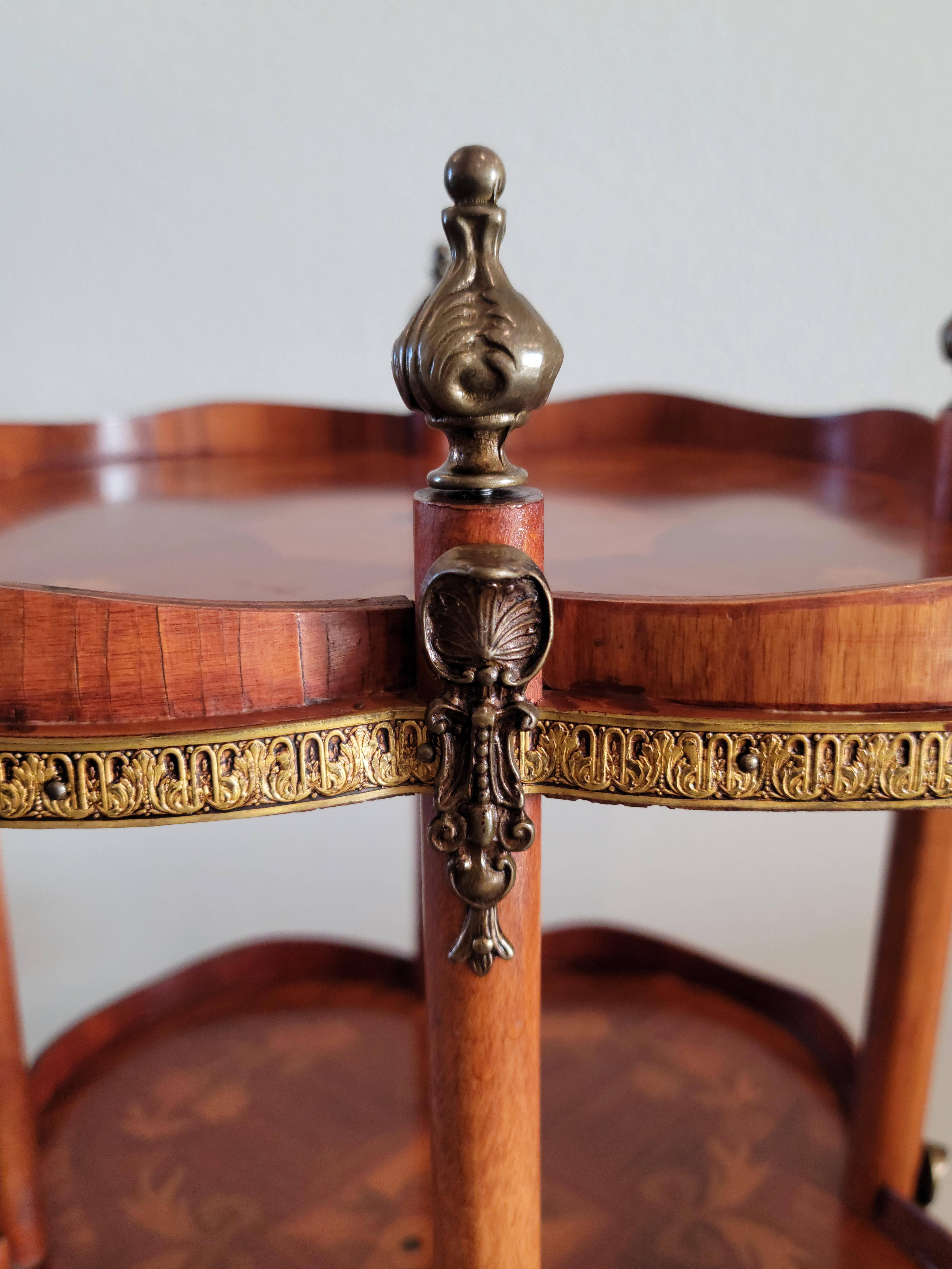 Gestufter Etagere-Tisch aus Mahagoni mit Intarsien aus vergoldeter Bronze im Angebot 12
