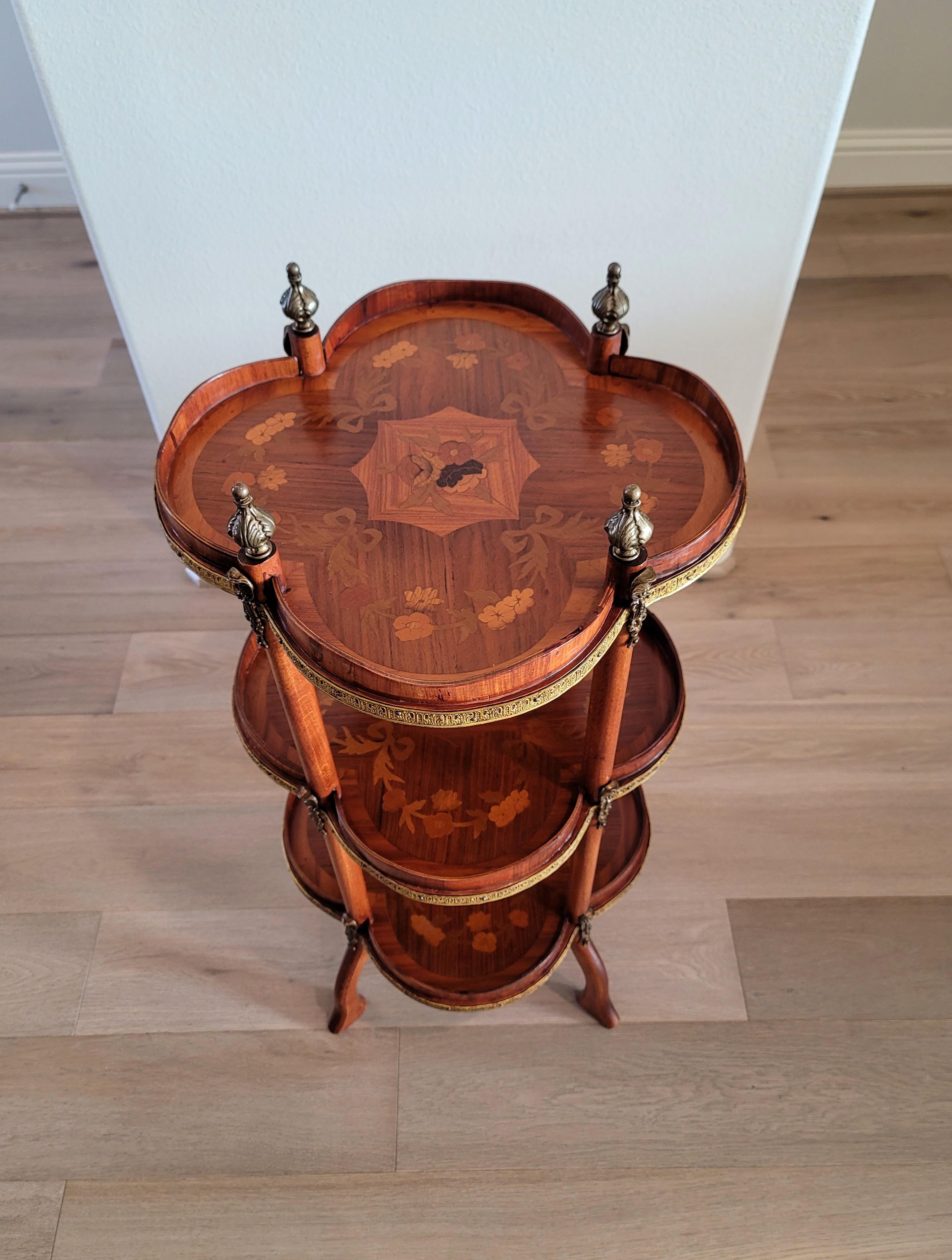 Gestufter Etagere-Tisch aus Mahagoni mit Intarsien aus vergoldeter Bronze (Französisch) im Angebot