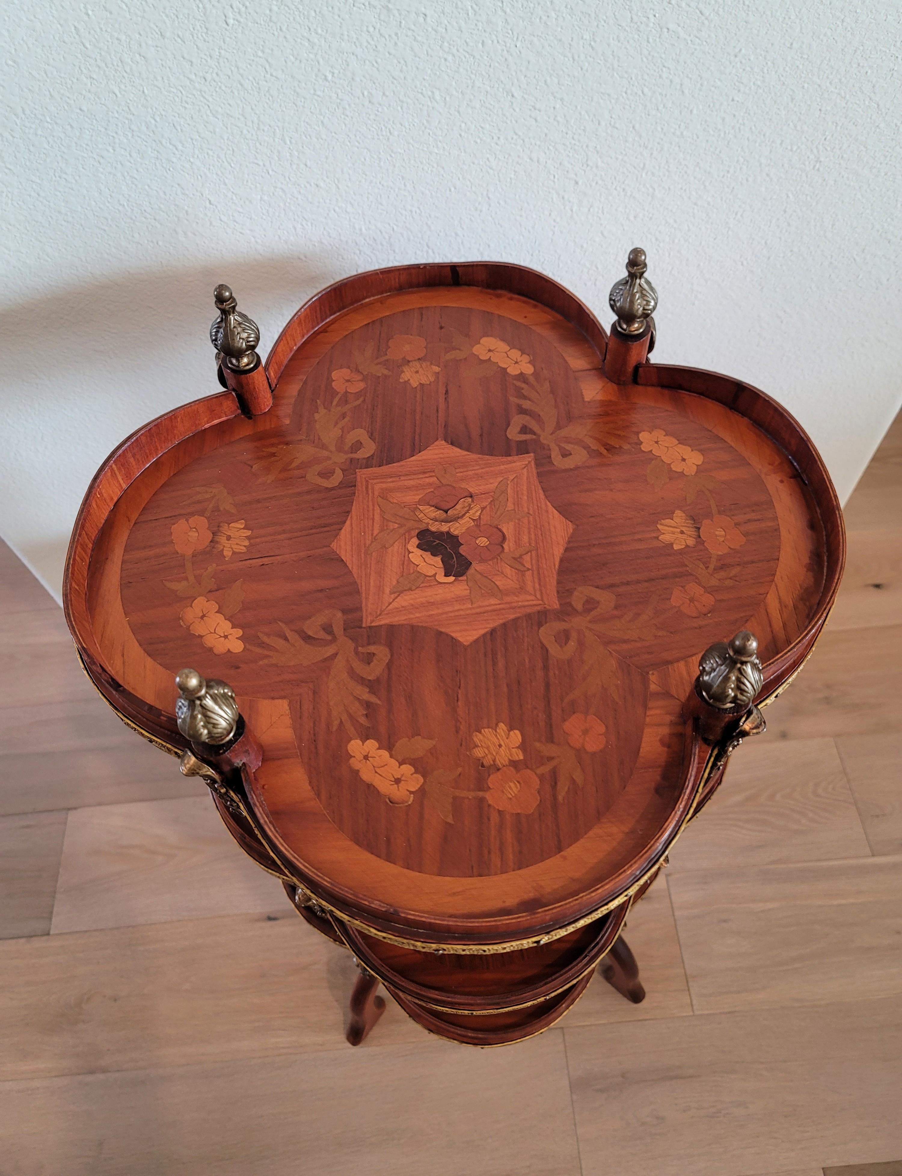 Gestufter Etagere-Tisch aus Mahagoni mit Intarsien aus vergoldeter Bronze im Zustand „Gut“ im Angebot in Forney, TX