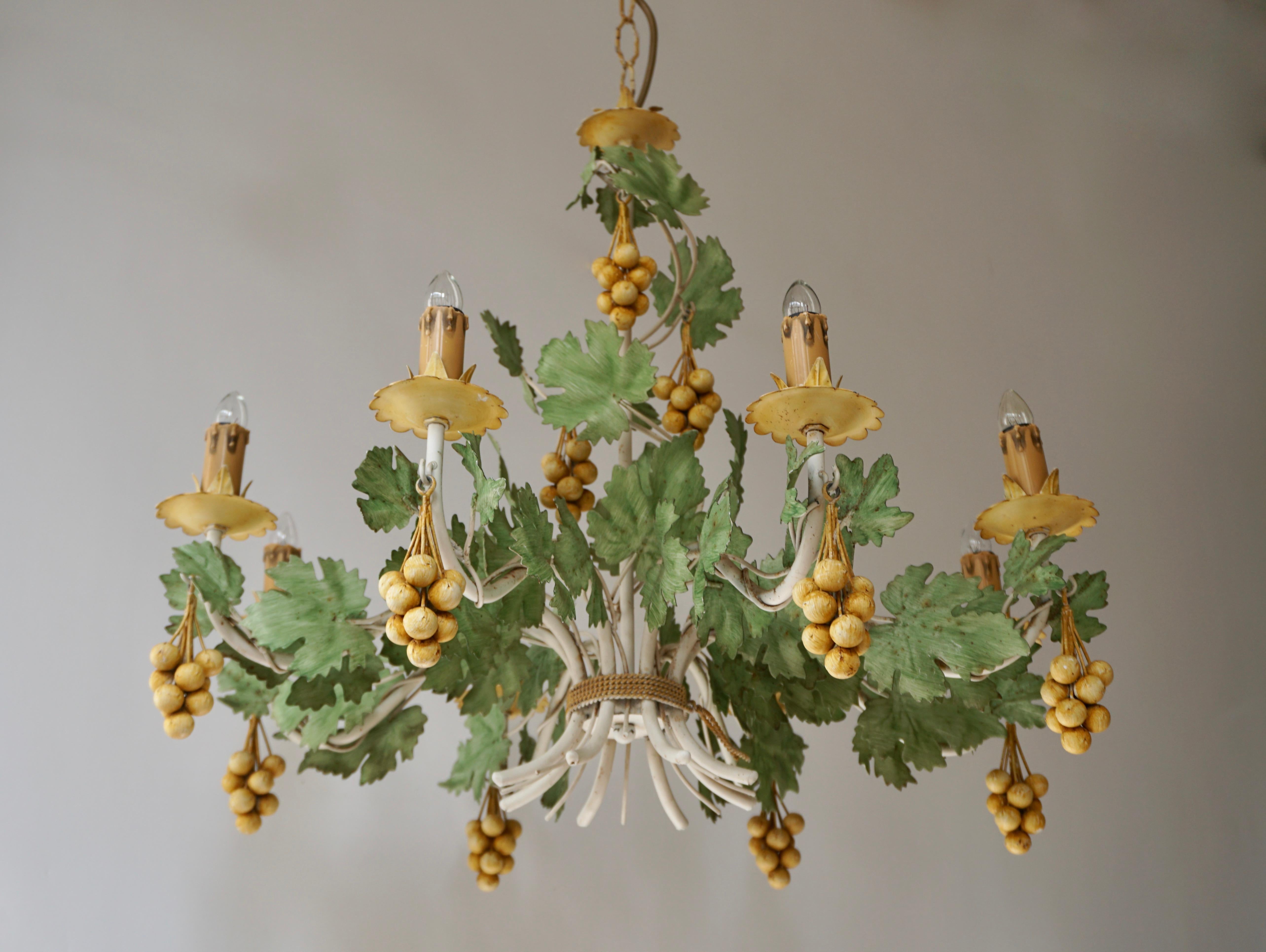 Eight-light French chandelier with yellow grapes throughout.
Painted metal frame.
Measures: Diameter 67 cm.
Height fixture 55 cm.
Total height including the chain and canopy 110 cm.