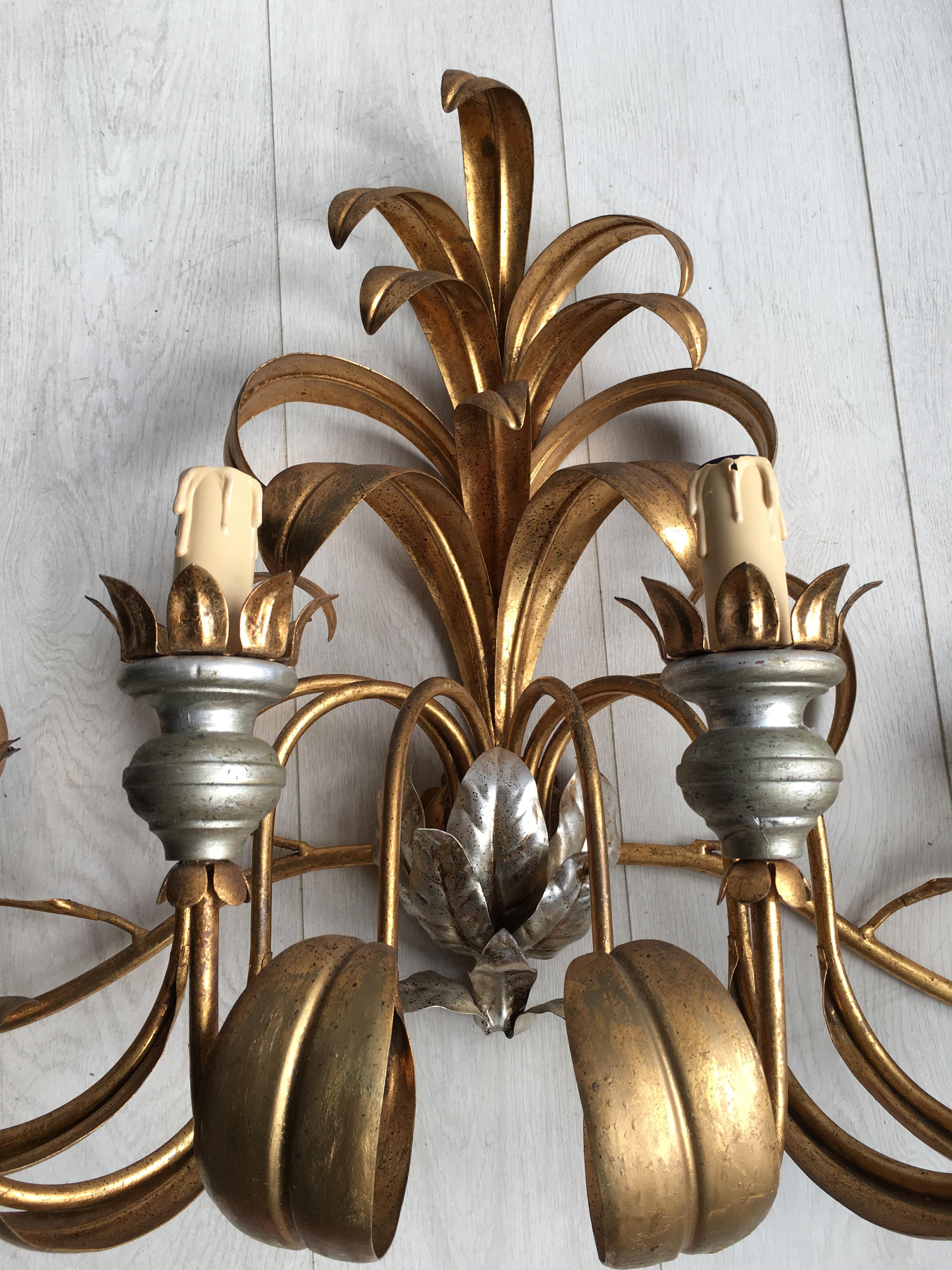 A decorative vintage French wall sconce with 6 lights in gilded metal finish

Please see close ups for finish

Measures: 100 cm wide, 59cm tall.