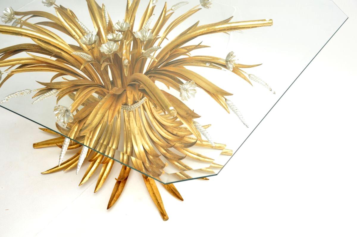 Metà XX secolo Tavolino da caffè a covoni di grano in metallo dorato francese d'epoca in vendita