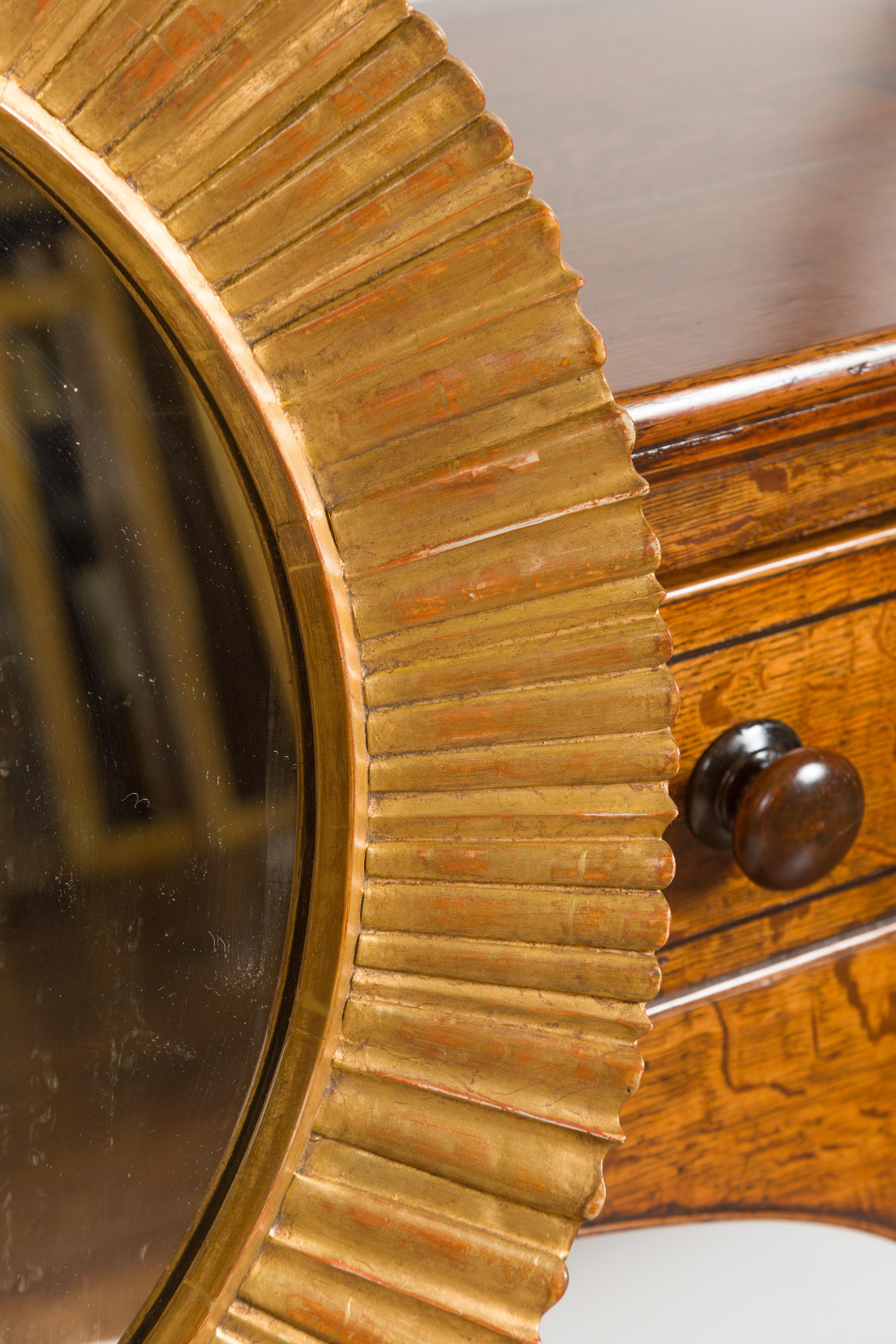 Vieux miroir en bois doré français du milieu du siècle dernier Sunburst avec motifs rayonnants en vente 2