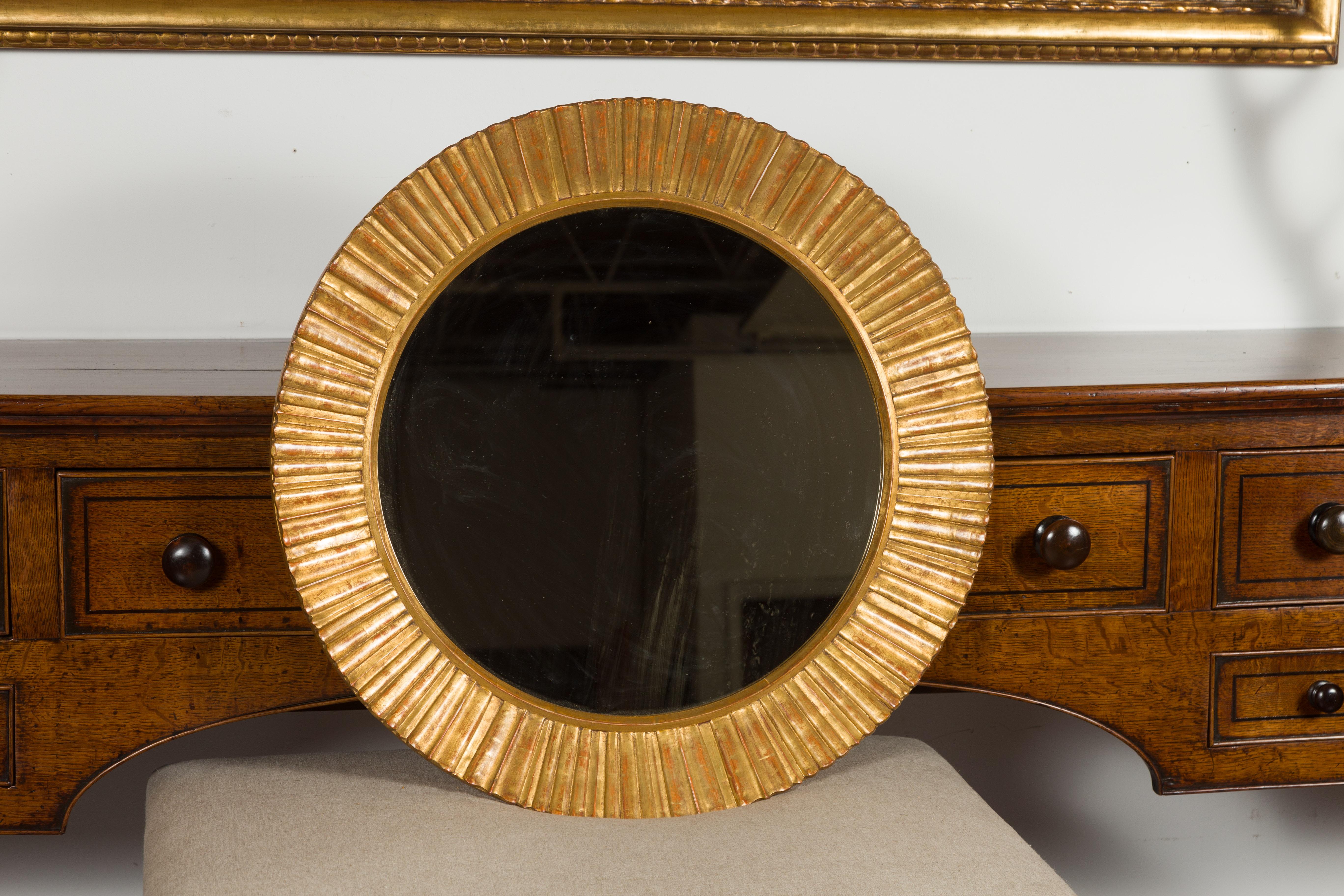 Mid-Century Modern Vieux miroir en bois doré français du milieu du siècle dernier Sunburst avec motifs rayonnants en vente