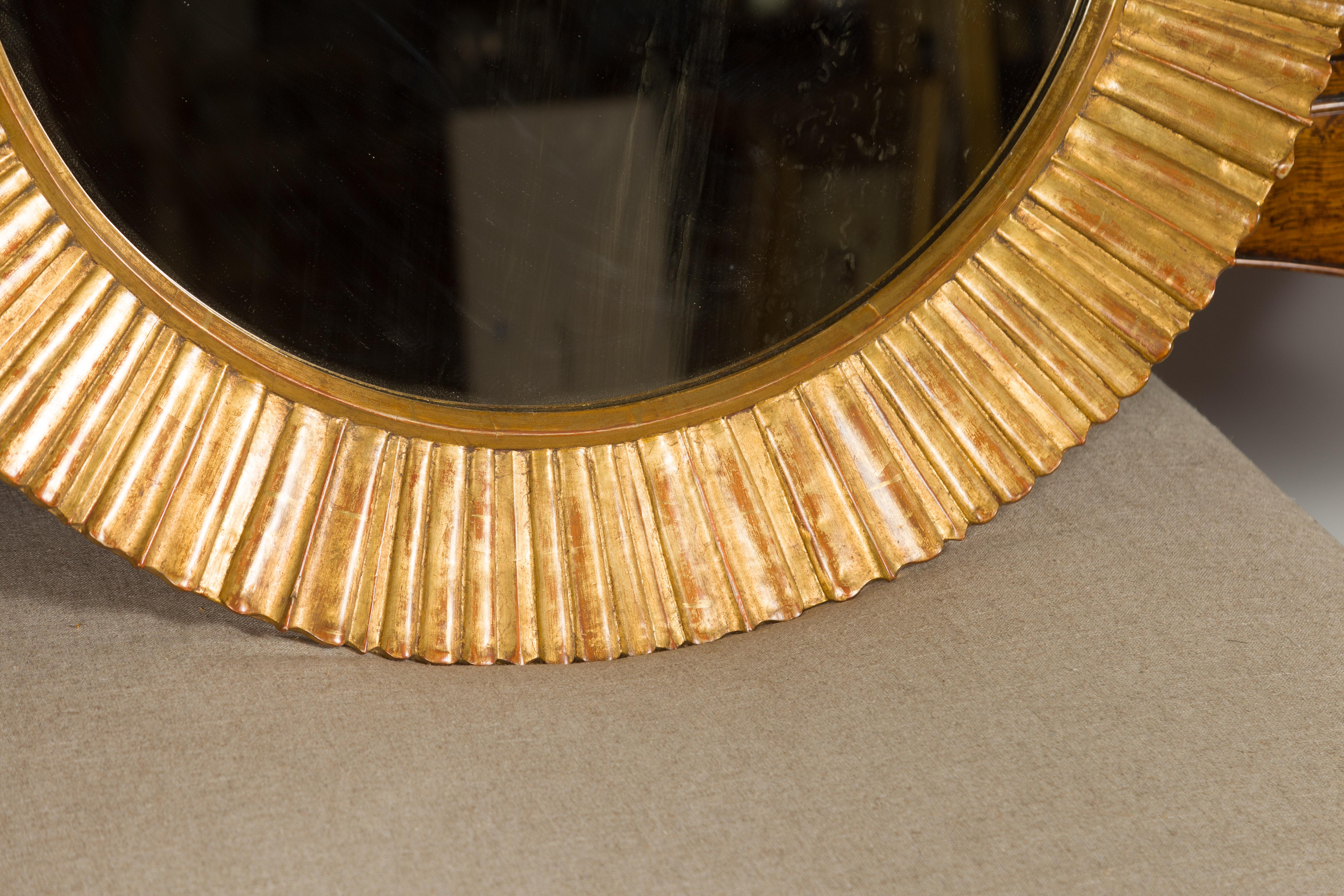 Sculpté Vieux miroir en bois doré français du milieu du siècle dernier Sunburst avec motifs rayonnants en vente