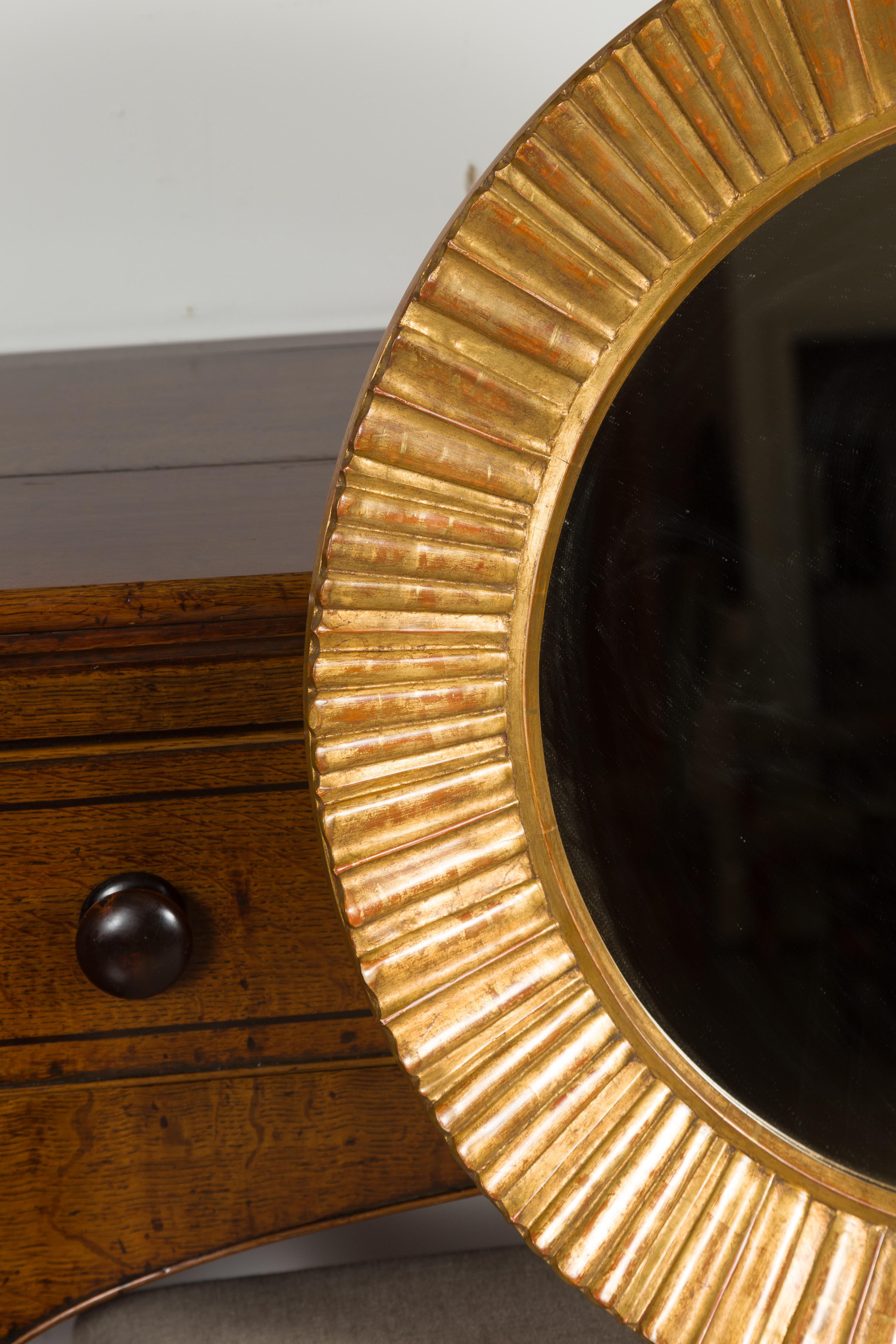 Vieux miroir en bois doré français du milieu du siècle dernier Sunburst avec motifs rayonnants Bon état - En vente à Atlanta, GA
