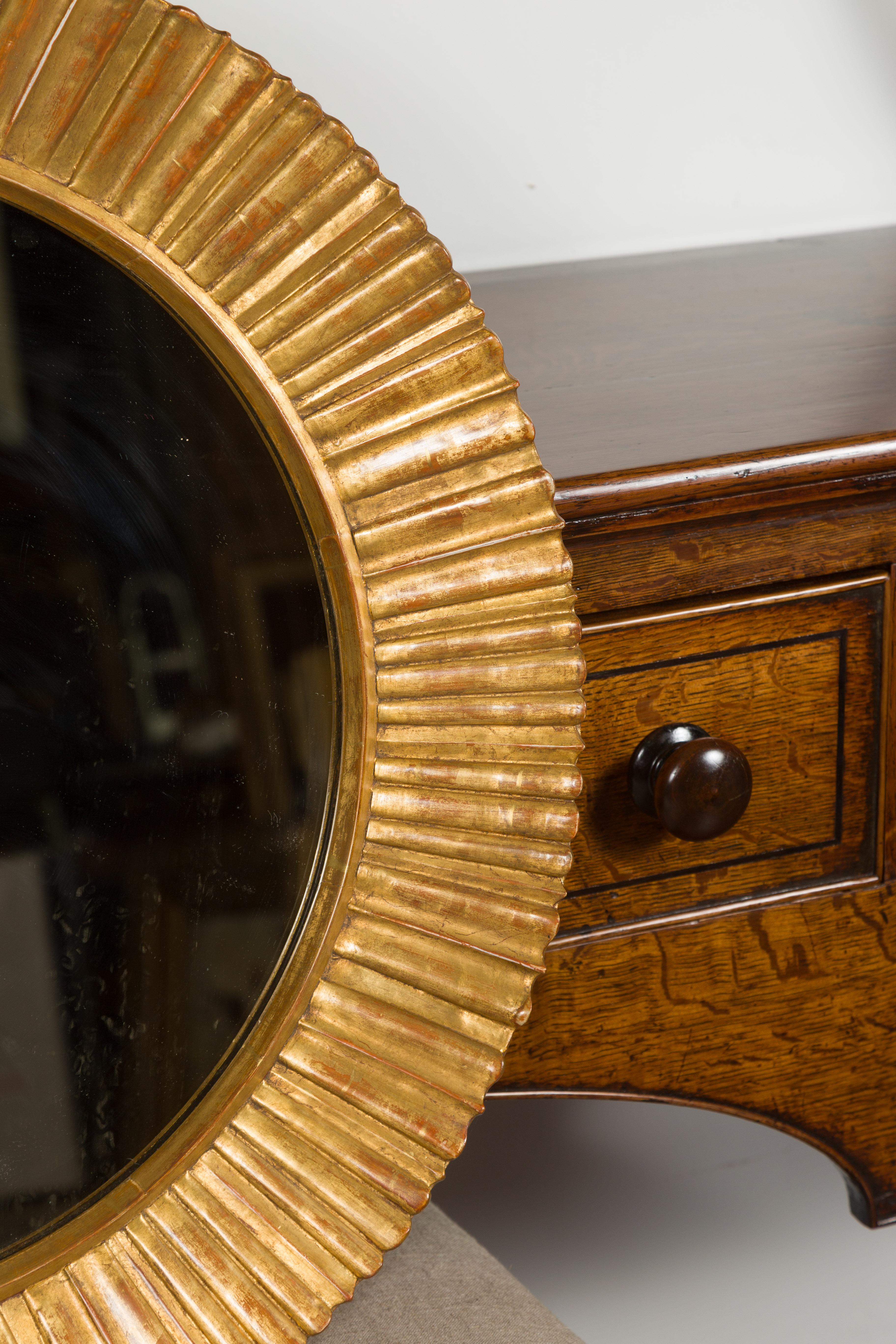 20ième siècle Vieux miroir en bois doré français du milieu du siècle dernier Sunburst avec motifs rayonnants en vente