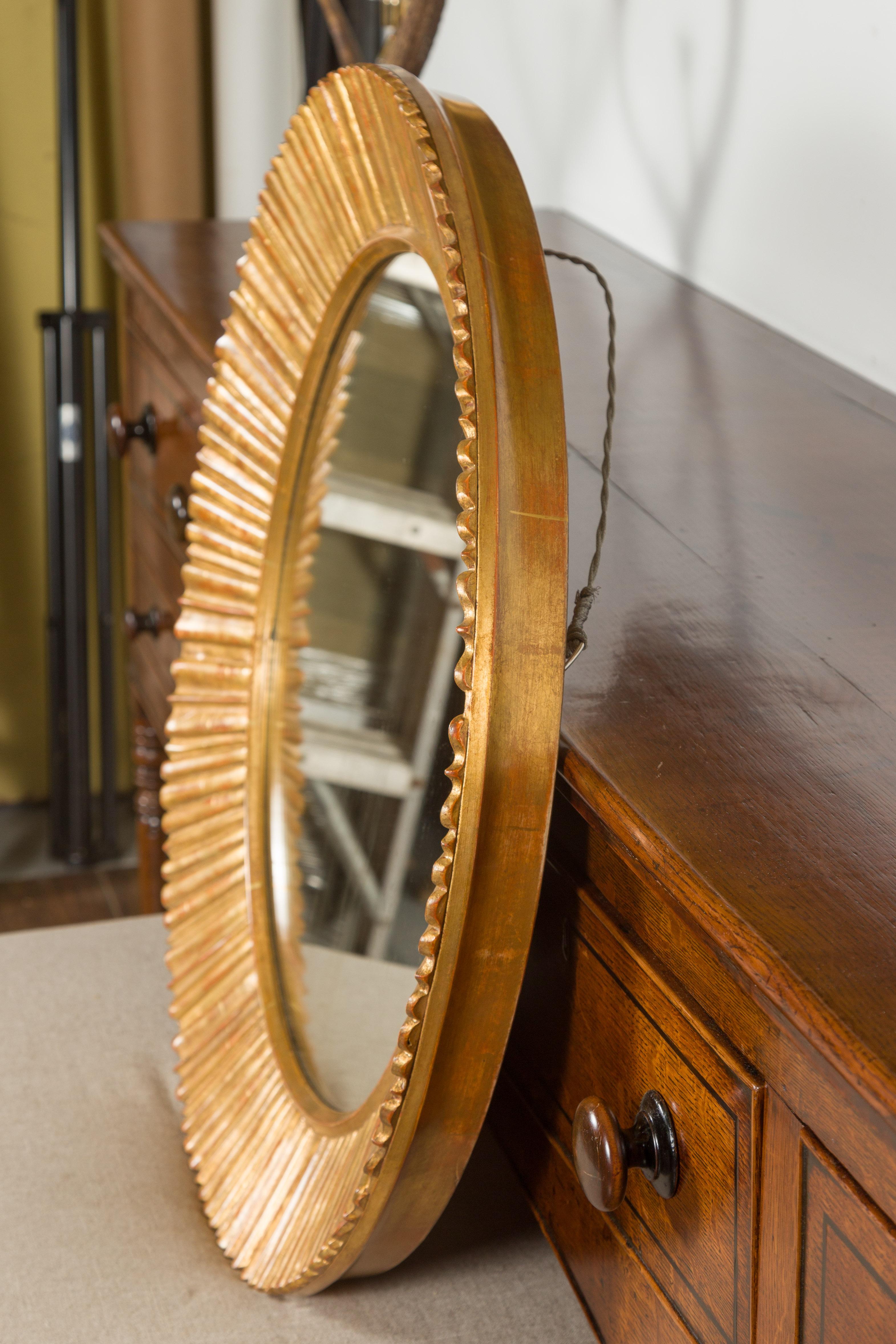 Miroir Vieux miroir en bois doré français du milieu du siècle dernier Sunburst avec motifs rayonnants en vente