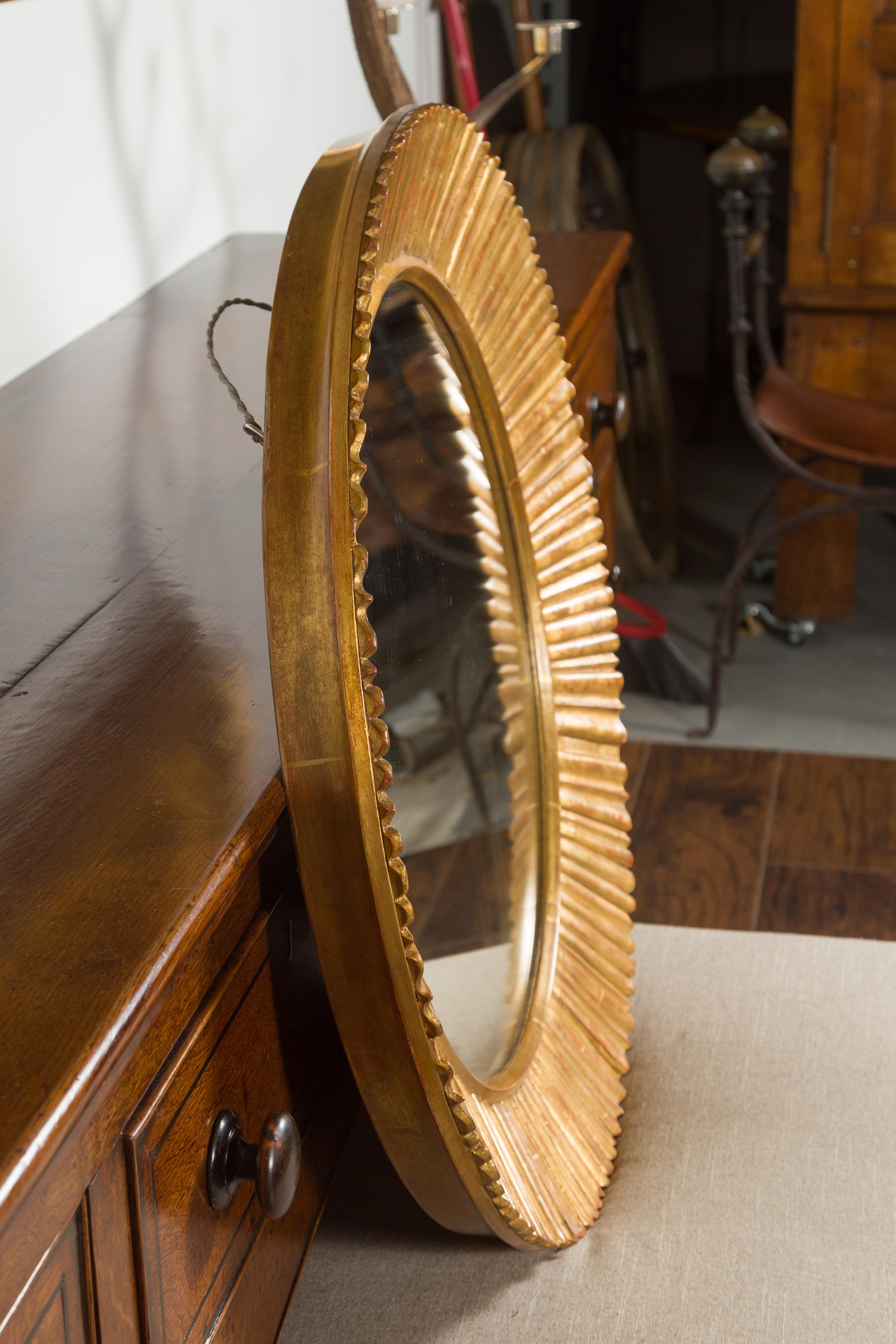 Vieux miroir en bois doré français du milieu du siècle dernier Sunburst avec motifs rayonnants en vente 1
