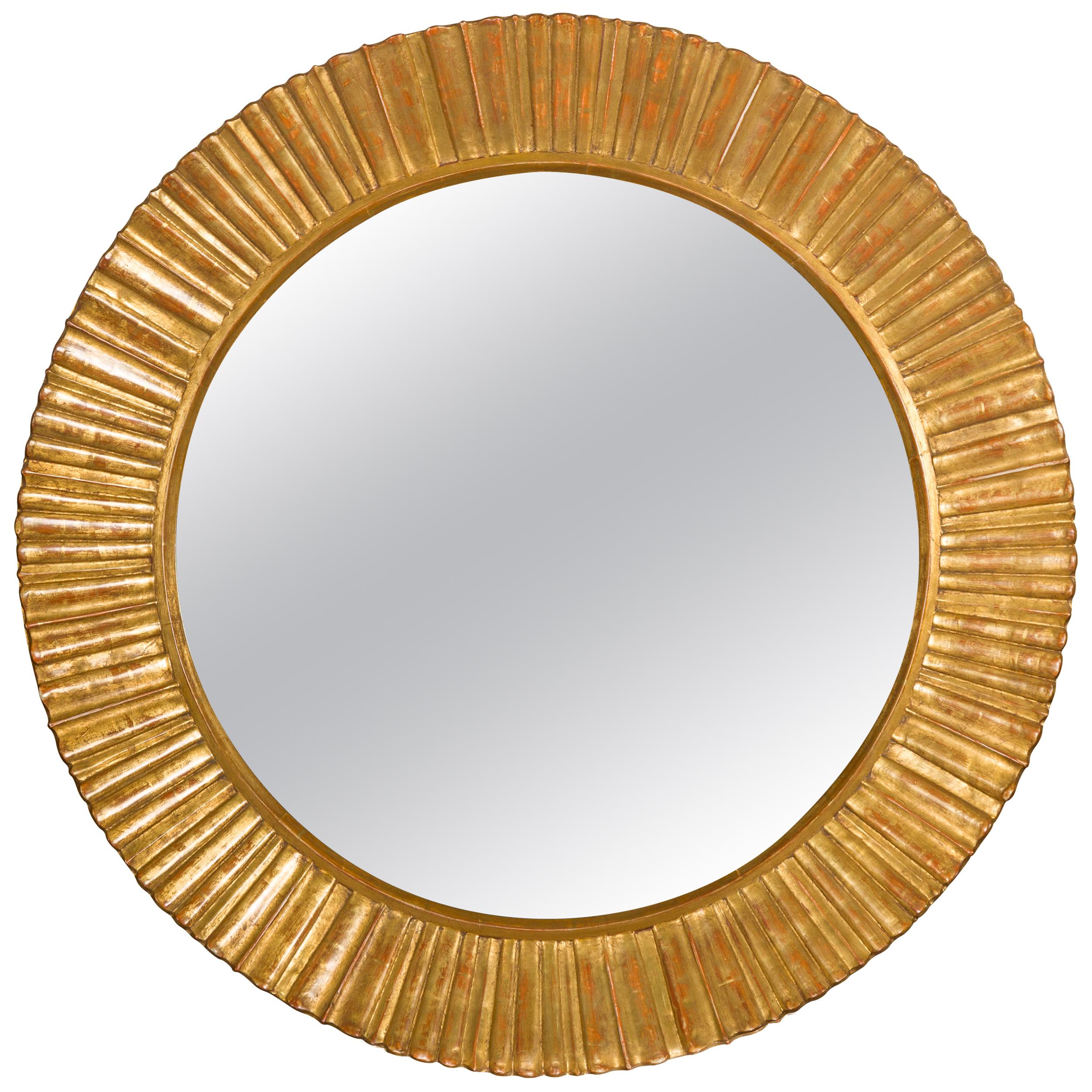 Vieux miroir en bois doré français du milieu du siècle dernier Sunburst avec motifs rayonnants en vente