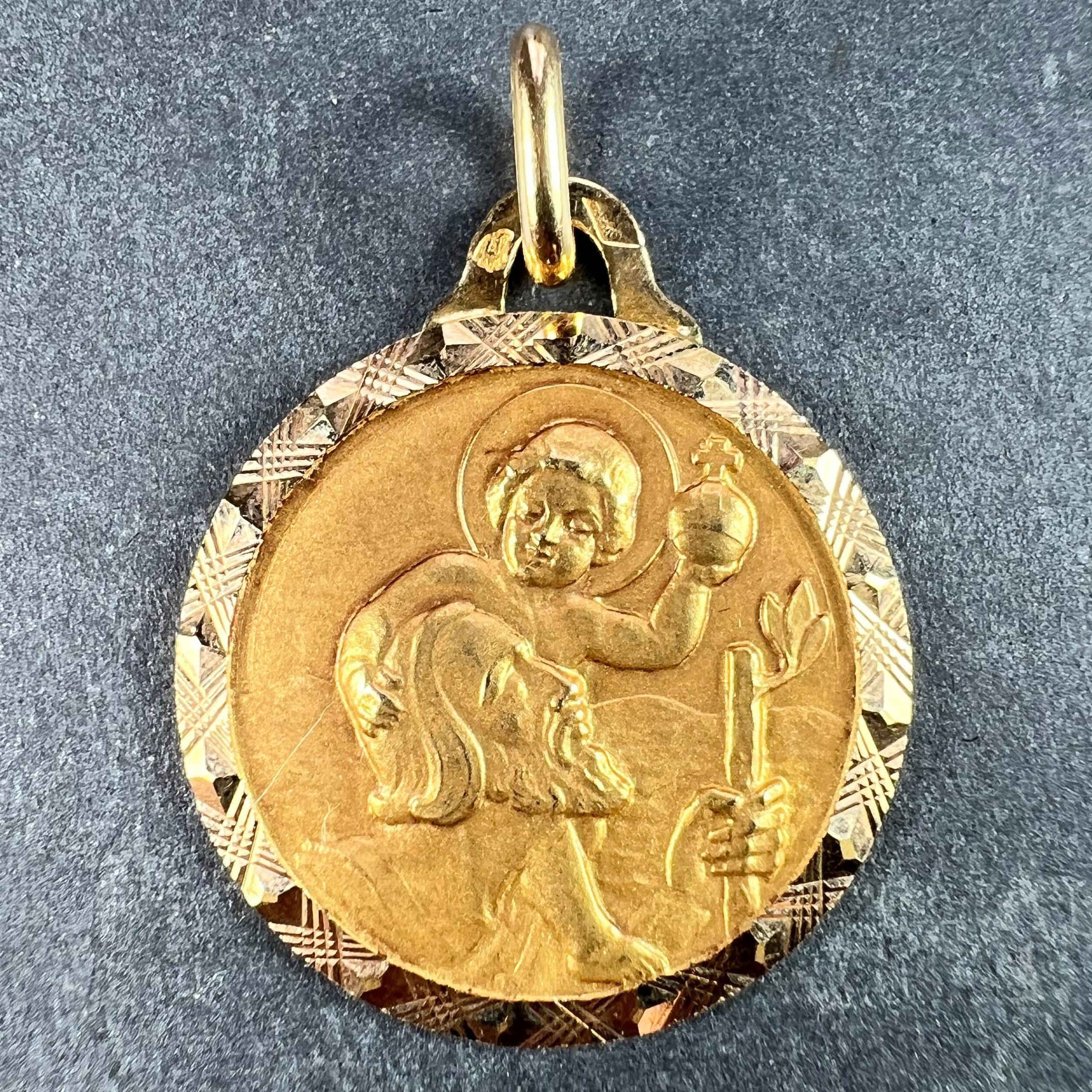 Pendentif à breloques en or jaune 18 carats (18K) représentant Saint Christophe portant l'enfant Christ à travers une rivière. Estampillé de la tête d'aigle pour la fabrication française et de l'or 18 carats, et du poinçon de fabricant pour Girard.