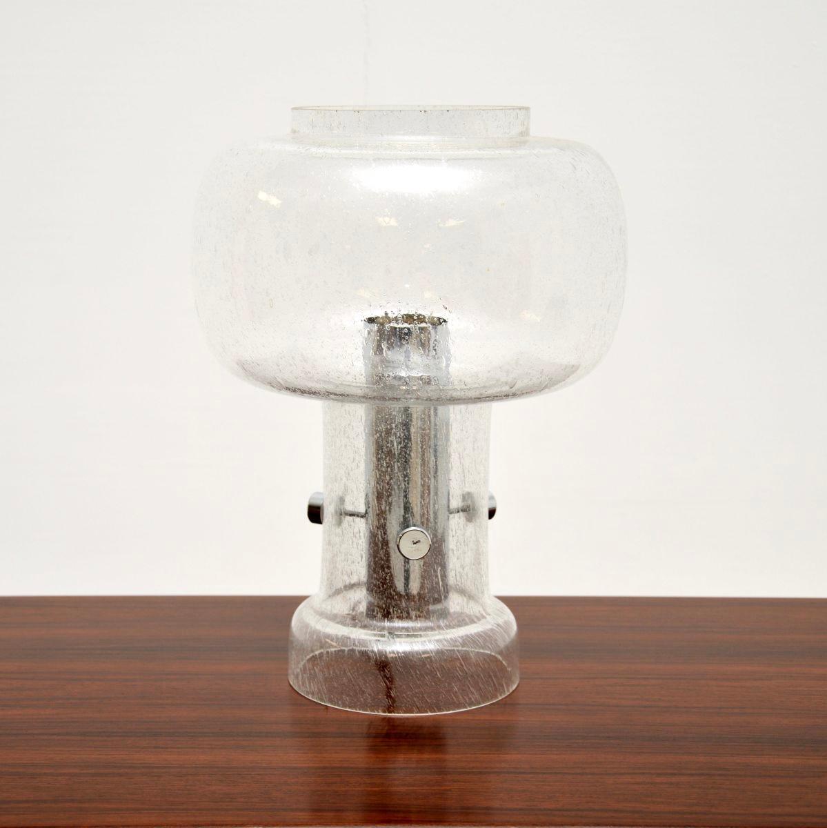 Una elegante y muy bien hecha lámpara de sobremesa francesa vintage de cristal y cromo, de la década de 1970.

Es de una calidad estupenda y tiene un diseño precioso. El vidrio se sopla con muchas burbujas de aire ligero atrapadas en su interior,