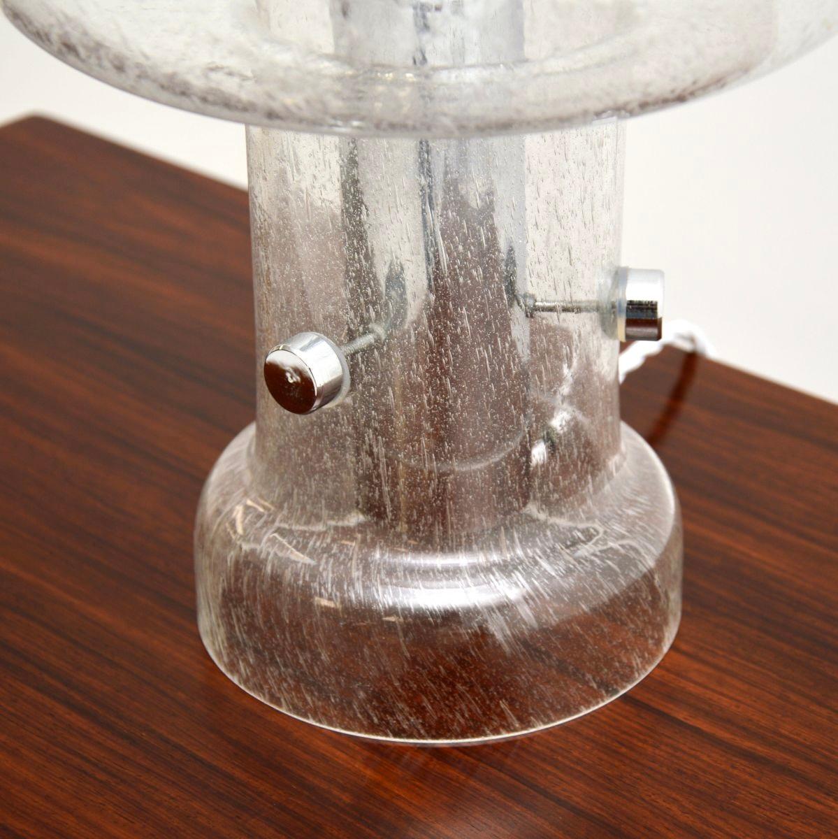Lámpara de mesa francesa vintage de cristal y cromo Vidrio en venta