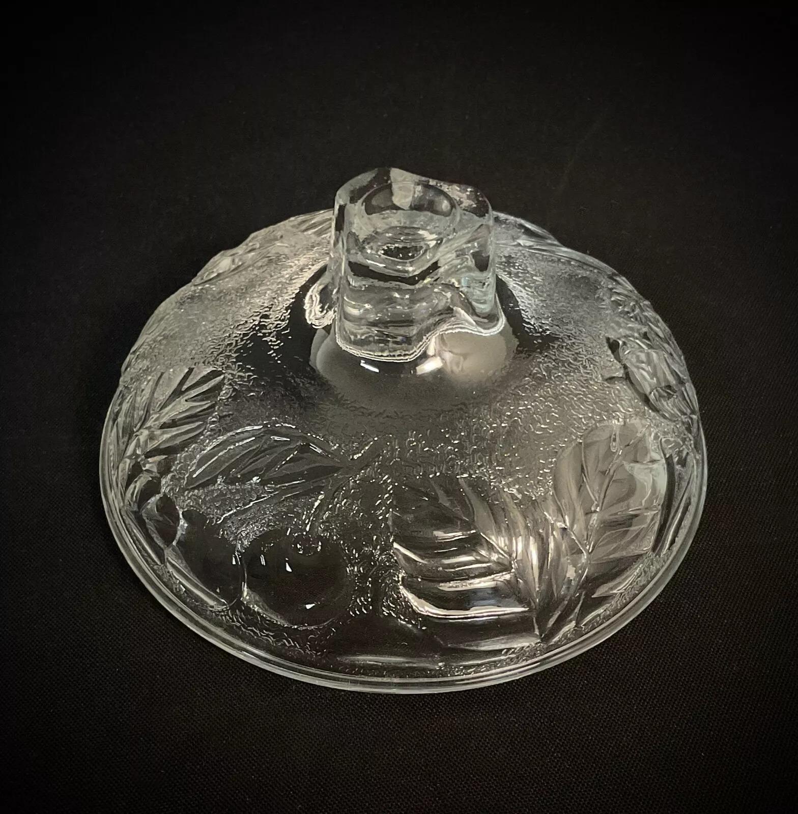 Ecco il titolo e la descrizione della bomboniera in vetro vintage, formattati per un sito come 1stDibs.

Bonbonnière francese d'epoca in vetro con decorazioni floreali e di frutta
Questa deliziosa bomboniera in vetro d'epoca, o scatola per