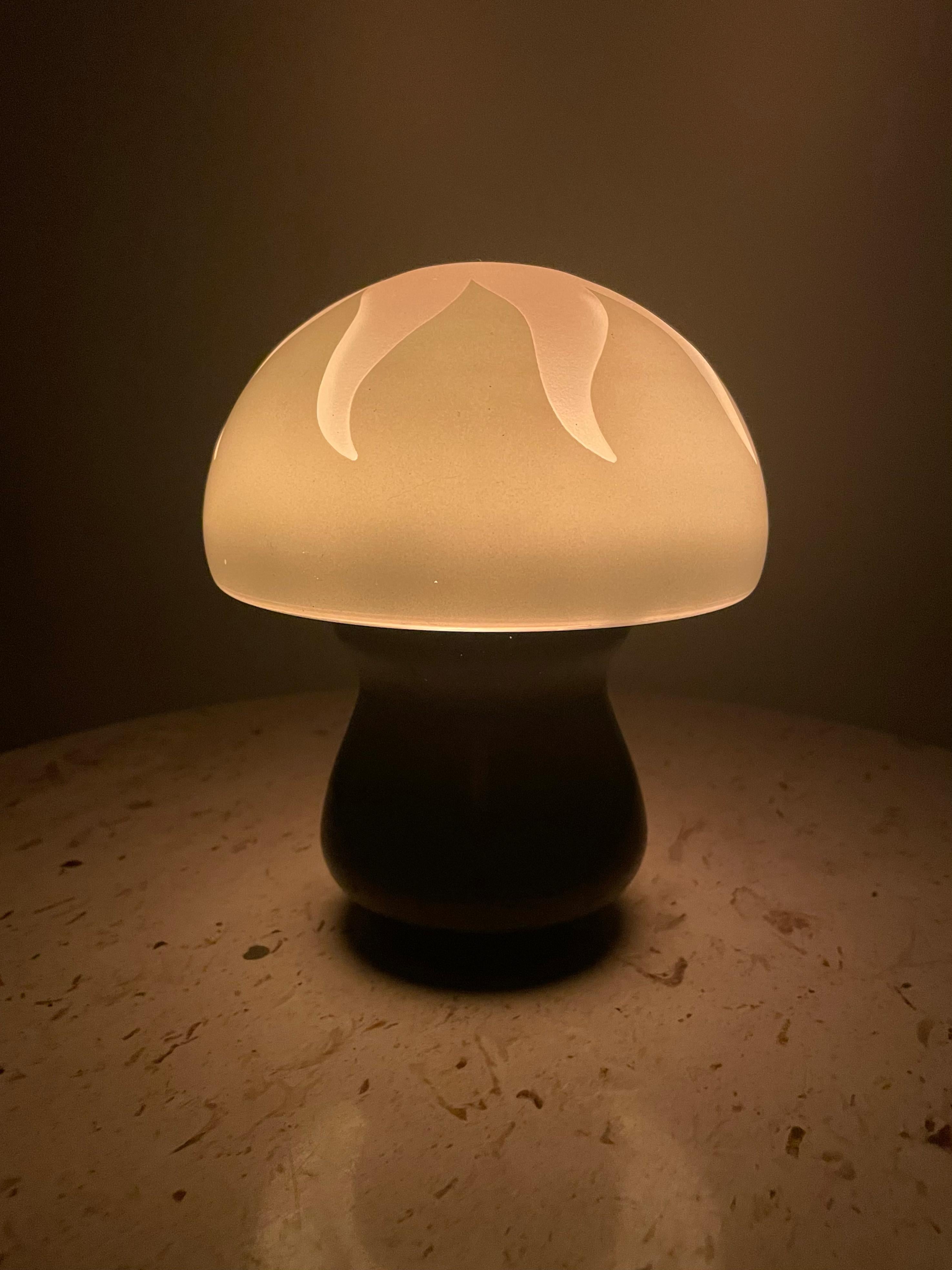 Vintage French Glass Mushroom Lamp In Good Condition For Sale In Fall River, MA