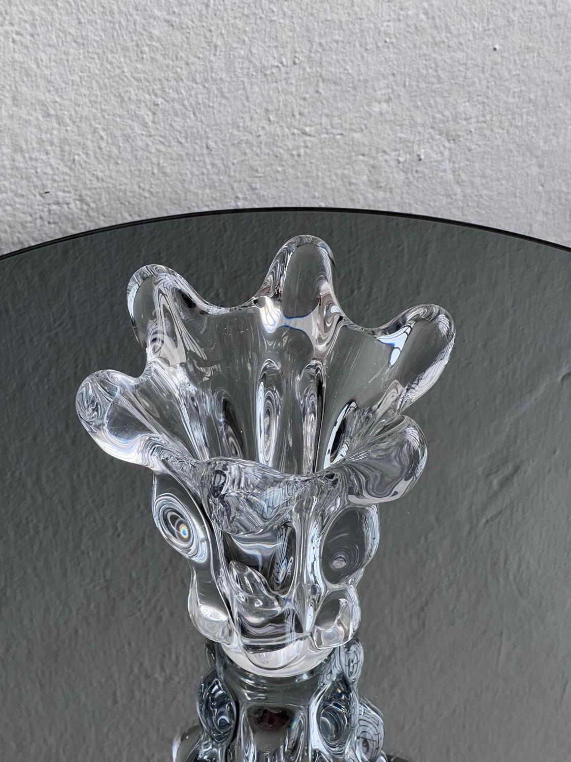 Vaso di vetro decorativo - Art Vannes Vintage Vase - Vetro francese di metà secolo

Vaso francese fluido e altamente decorativo in vetro cristallo trasparente. Firmato con acido 
