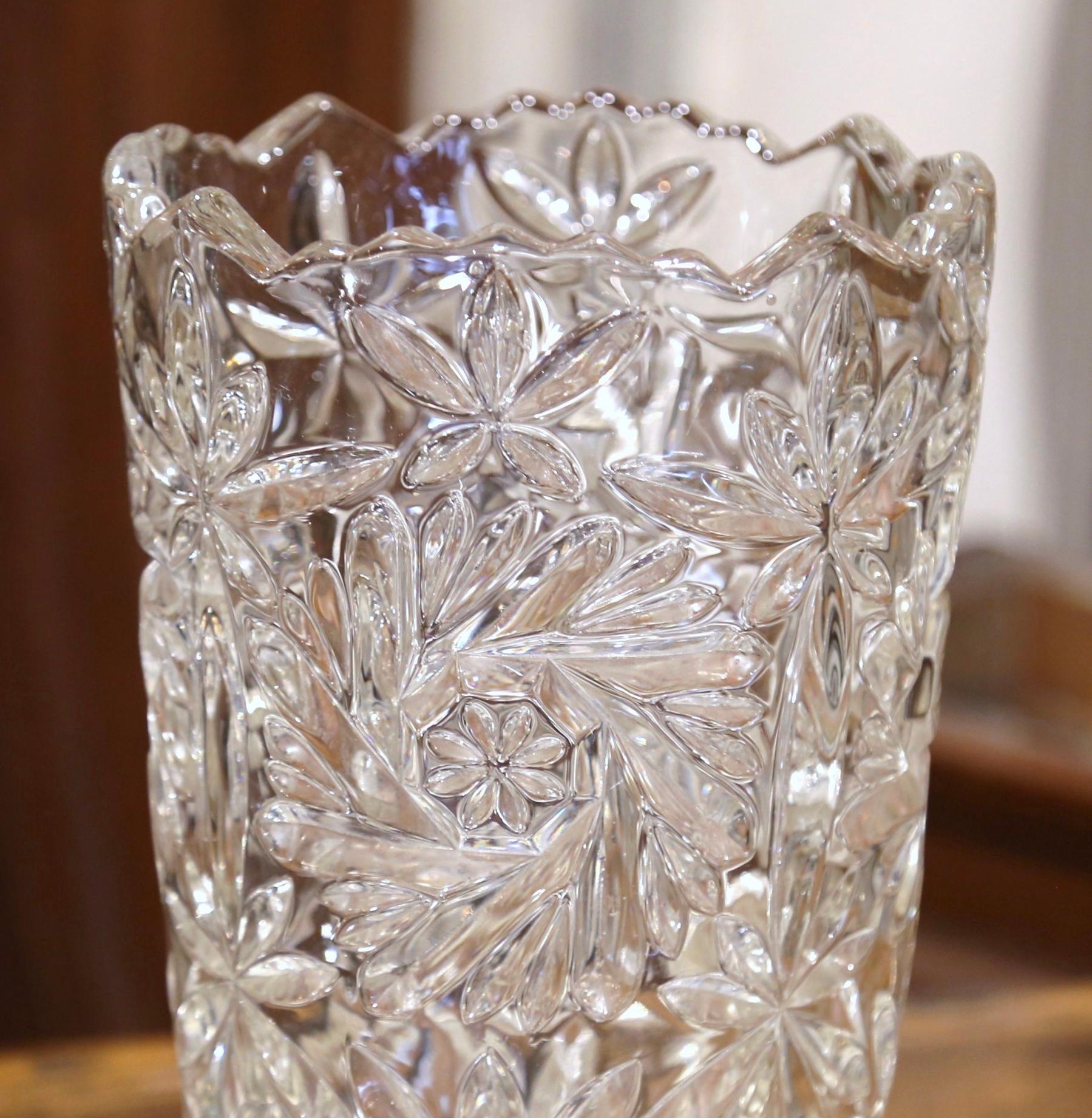 Französische Vintage-Vase aus Glas mit geätzten Blumenmotiven aus Glas (Radiert) im Angebot