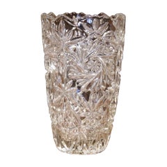 Vaso di vetro francese vintage con motivi floreali incisi