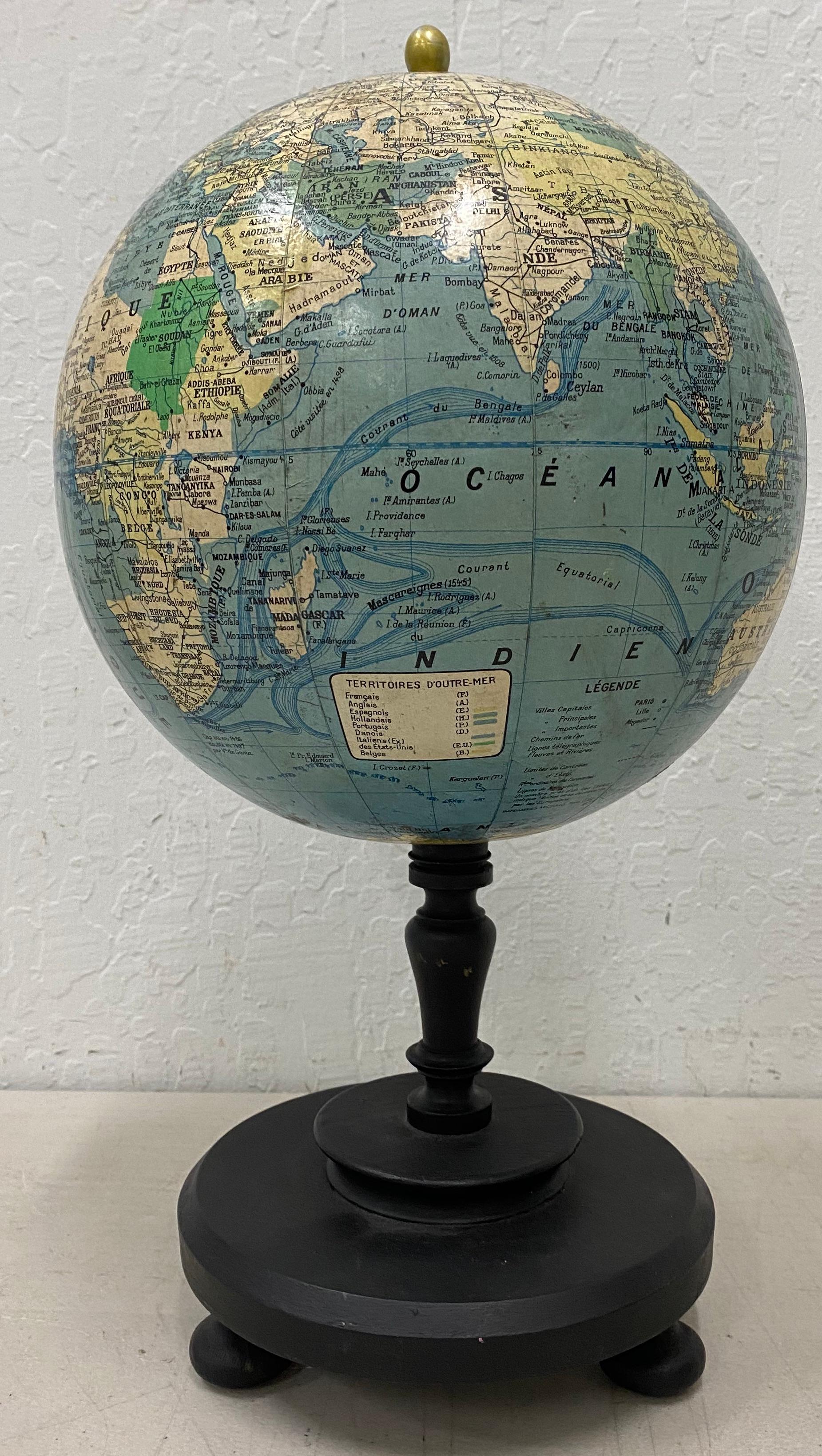 Français Globe terrestre français vintage par Girard, Barrere & Thomas, circa 1940s en vente