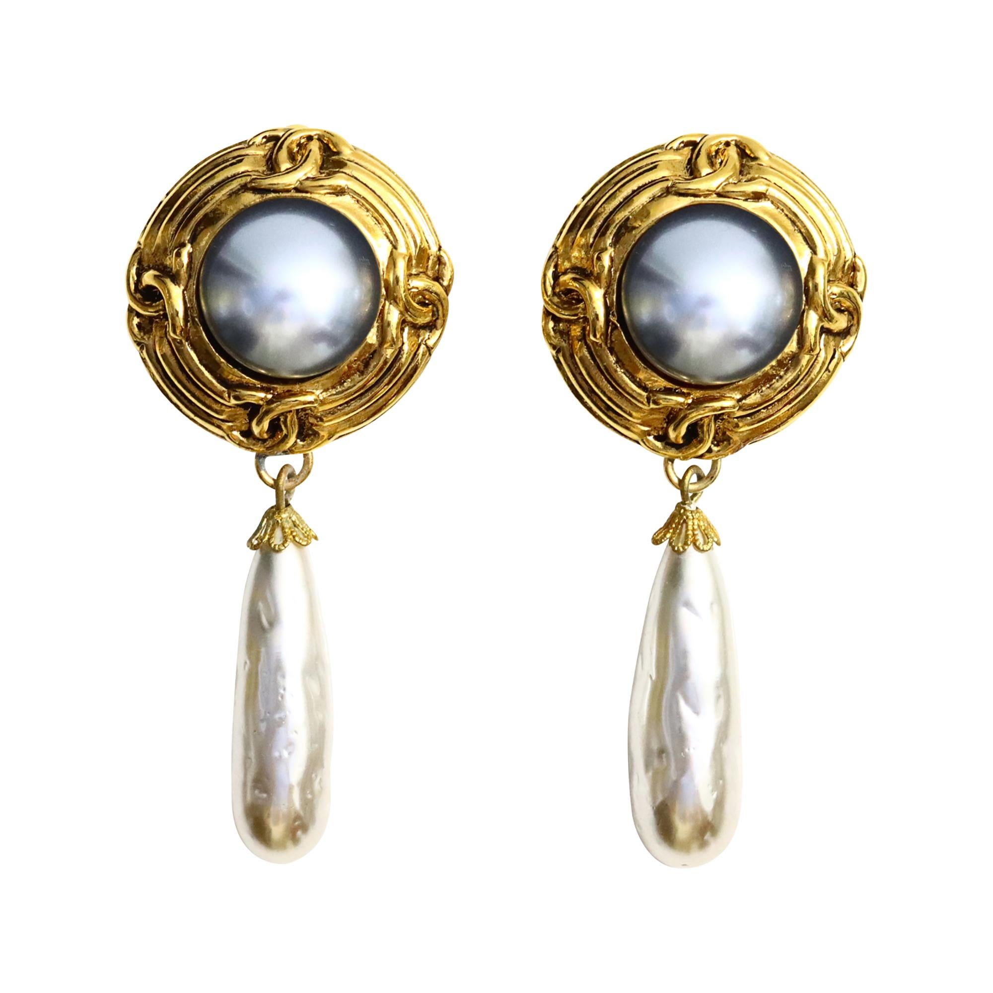 Tono Oro Francés Vintage  Pendientes colgantes de perlas de imitación gris y marfil. Muy al estilo de Chanel. Échales un buen vistazo.  El color dorado es del estilo de Chanel.  Estos pendientes de fabricación francesa presentan el diseño de Chanel